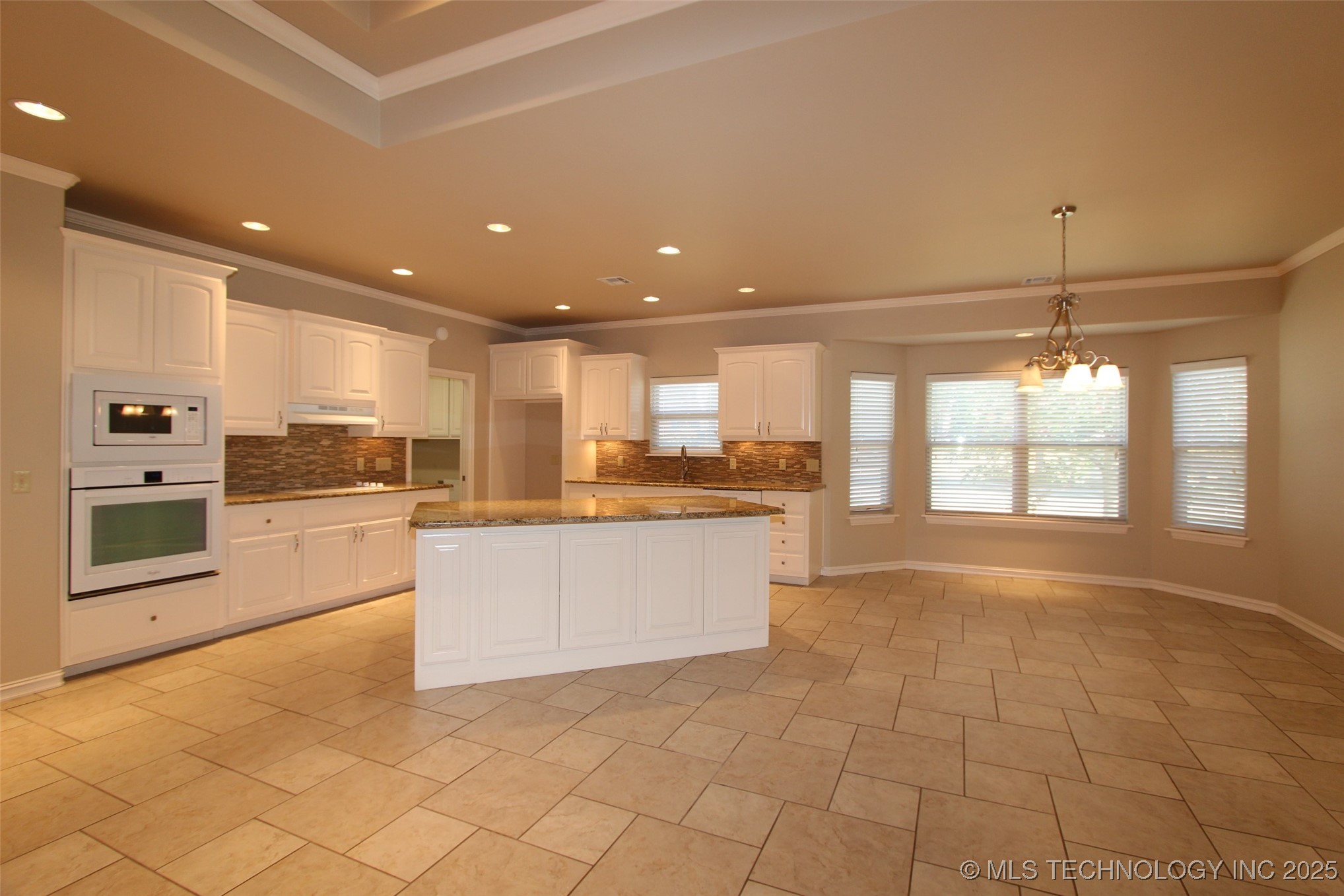 6932 S 73rd East Avenue Property Photo 5