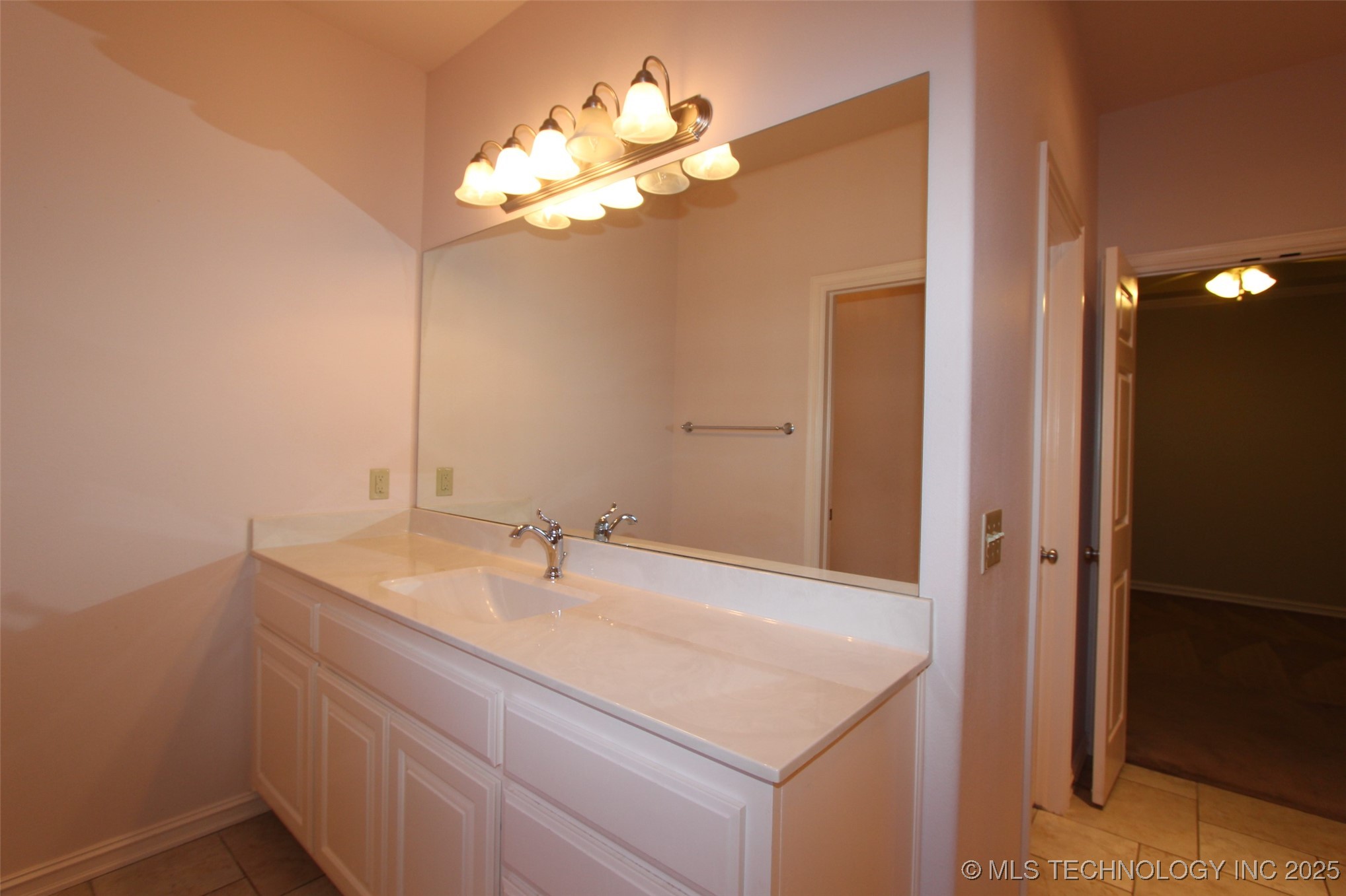 6932 S 73rd East Avenue Property Photo 12