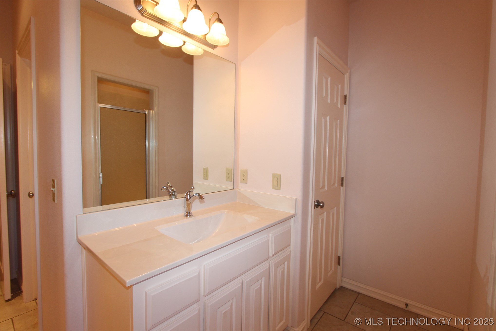 6932 S 73rd East Avenue Property Photo 13