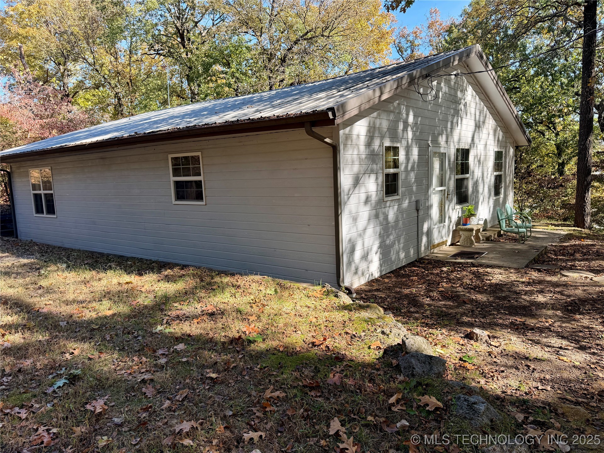425671 E 1168 Road Property Photo 2