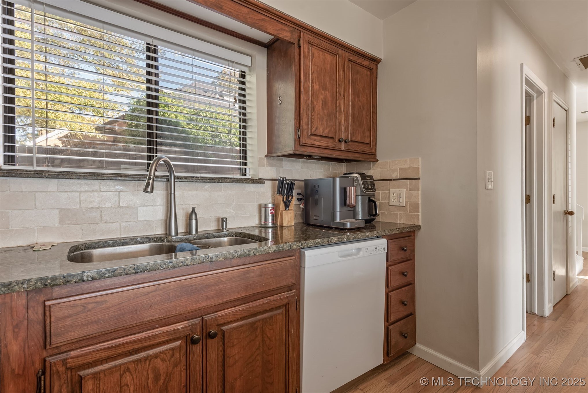 1410 S Houston Avenue D Property Photo 17