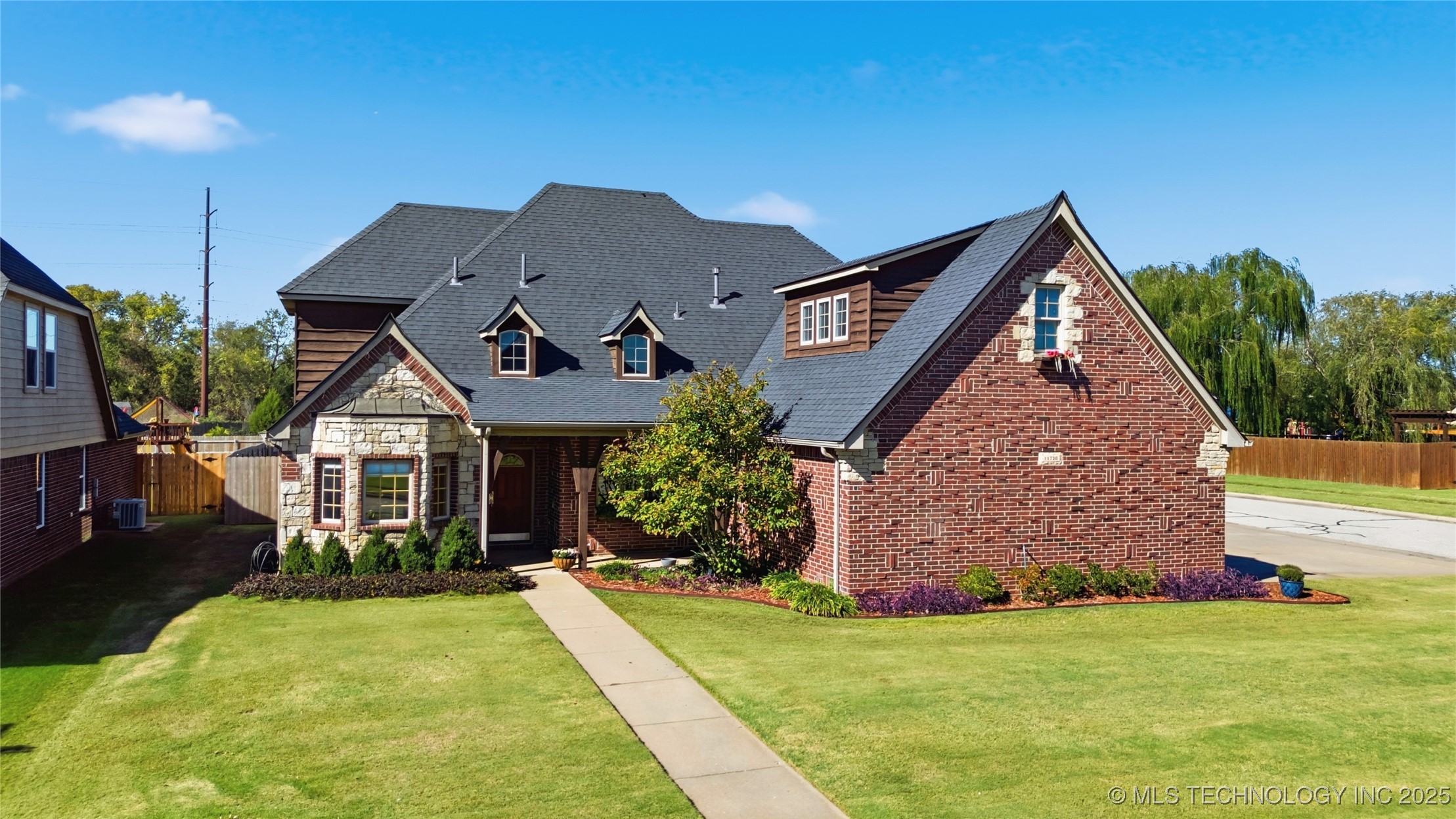 11728 S Willow Place Property Photo 1