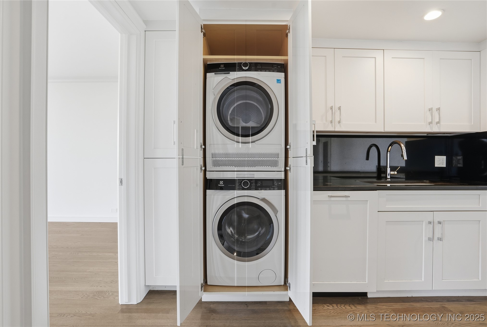 2300 Riverside Drive 8a Property Photo 9