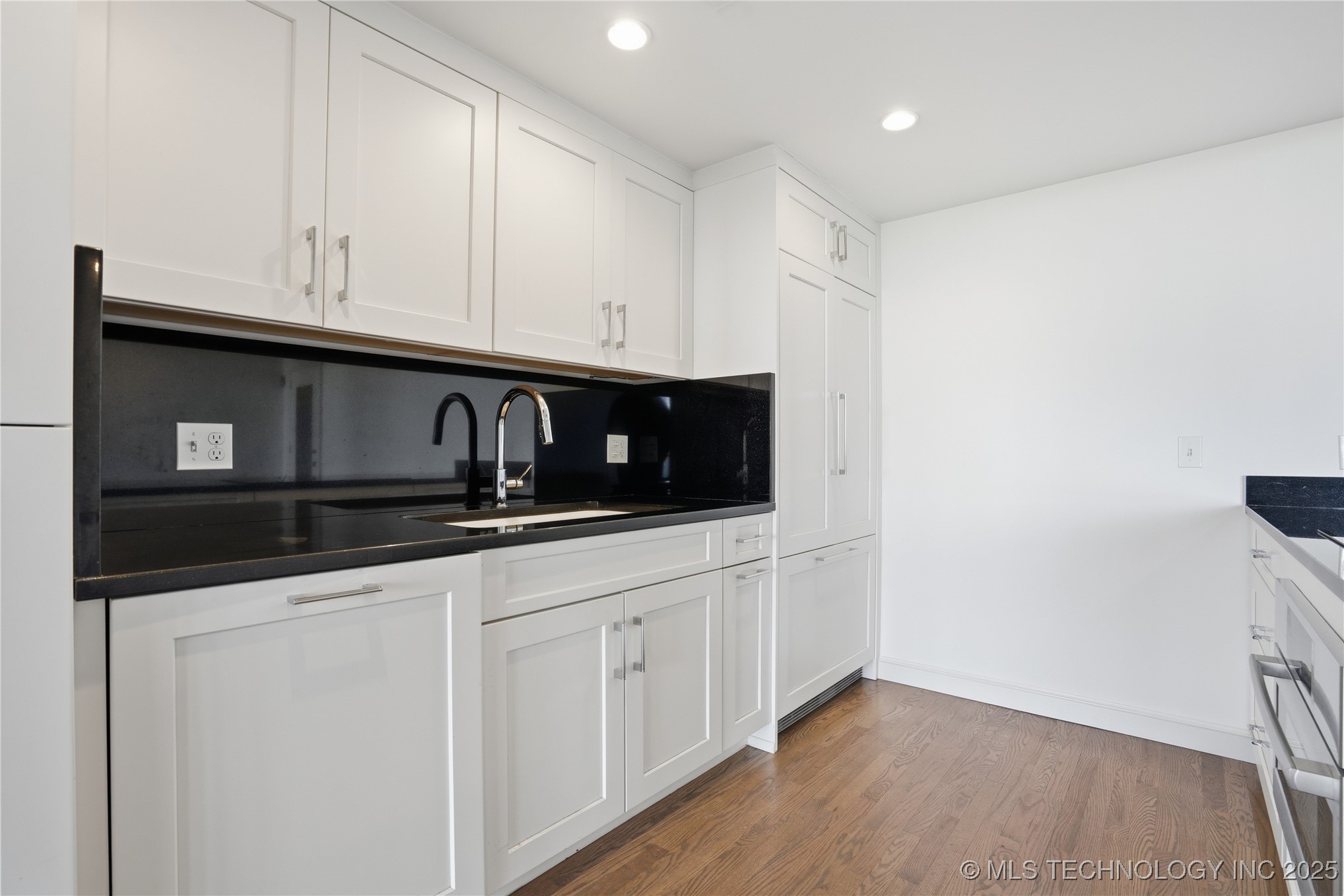 2300 Riverside Drive 8a Property Photo 11