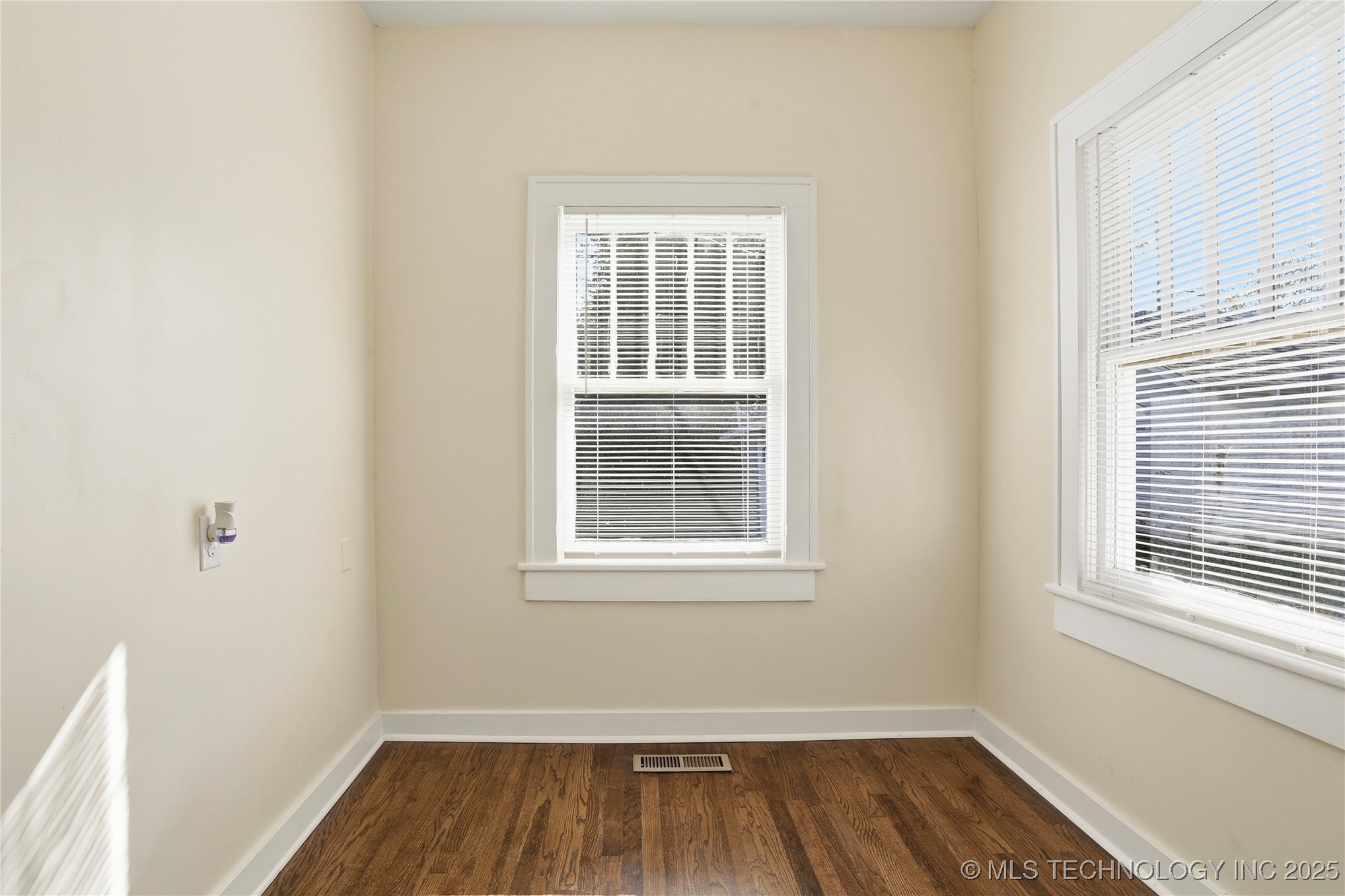 2036 E 13th Street Property Photo 22