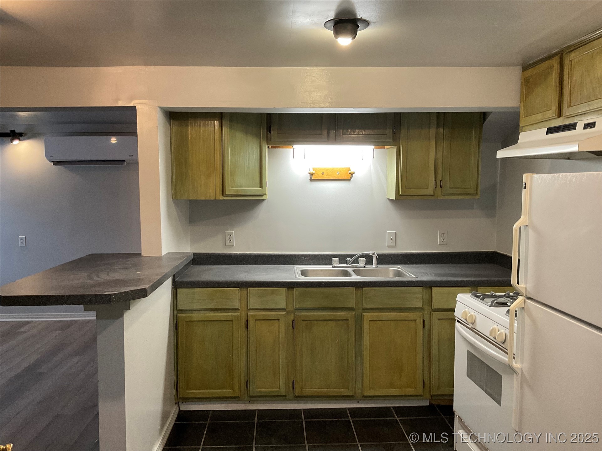 2635 E 10th Street A Property Photo 8