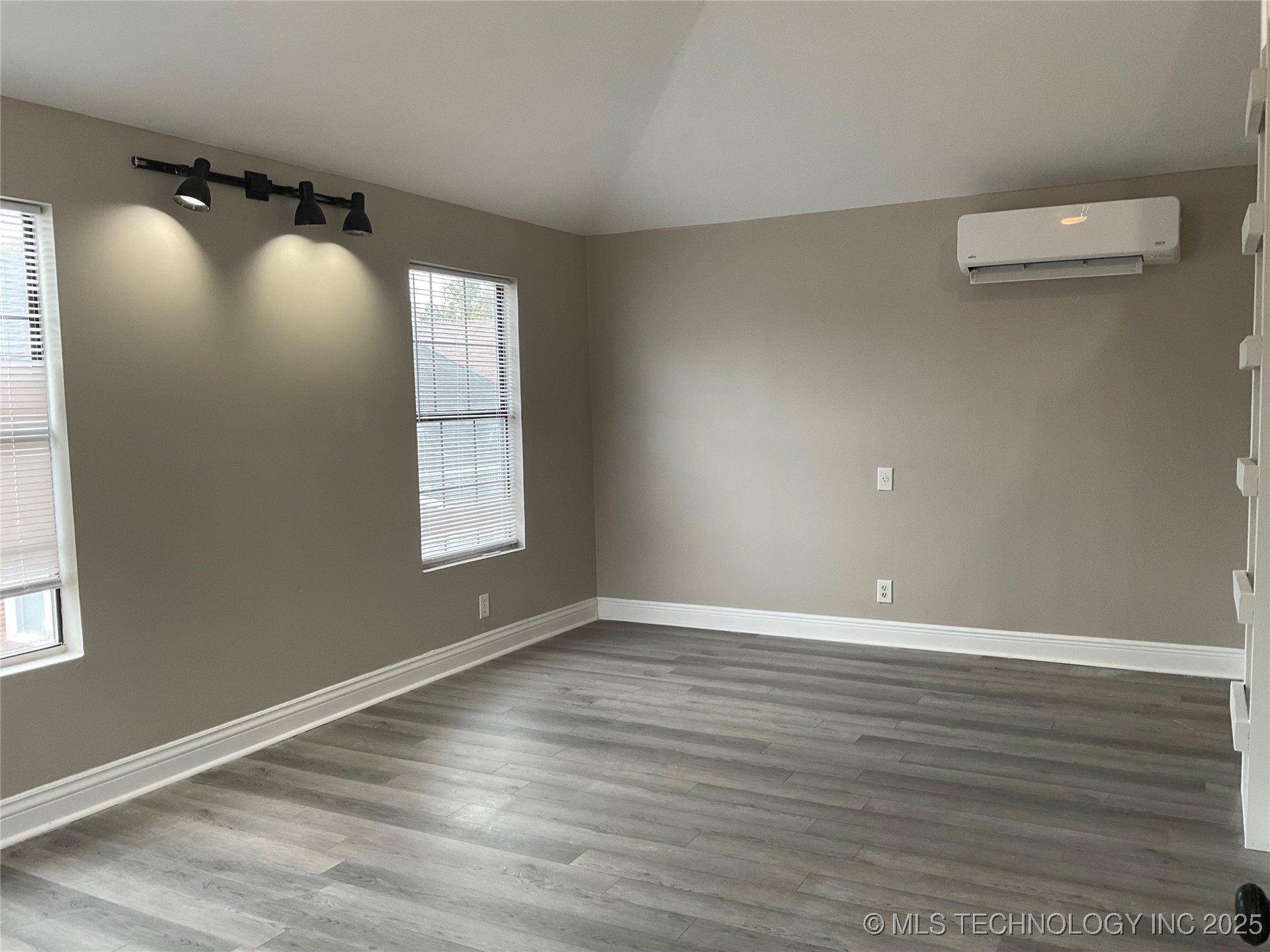 2635 E 10th Street B Property Photo 4