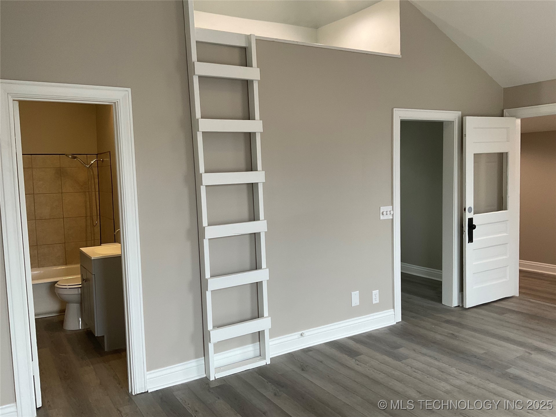 2635 E 10th Street B Property Photo 6