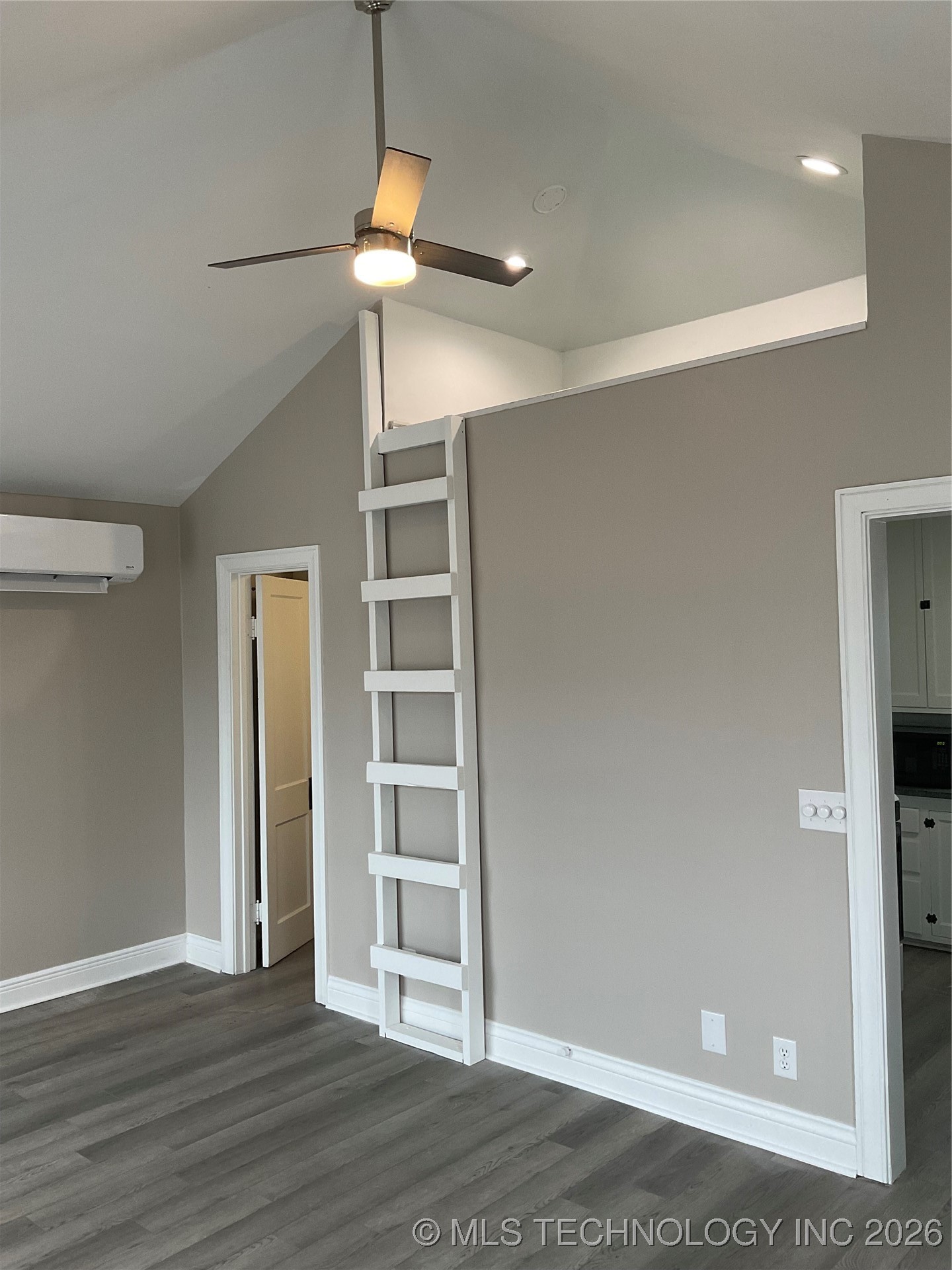 2635 E 10th Street B Property Photo 8