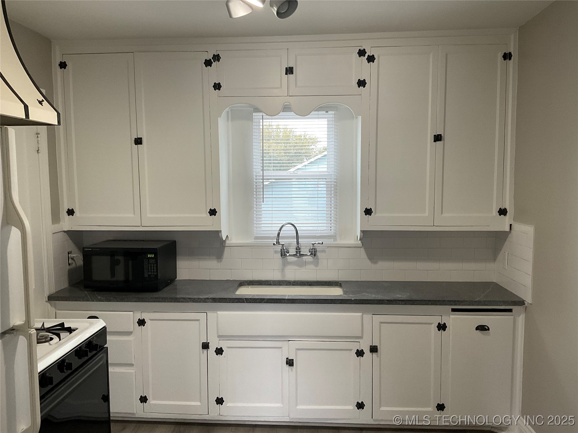 2635 E 10th Street B Property Photo 11