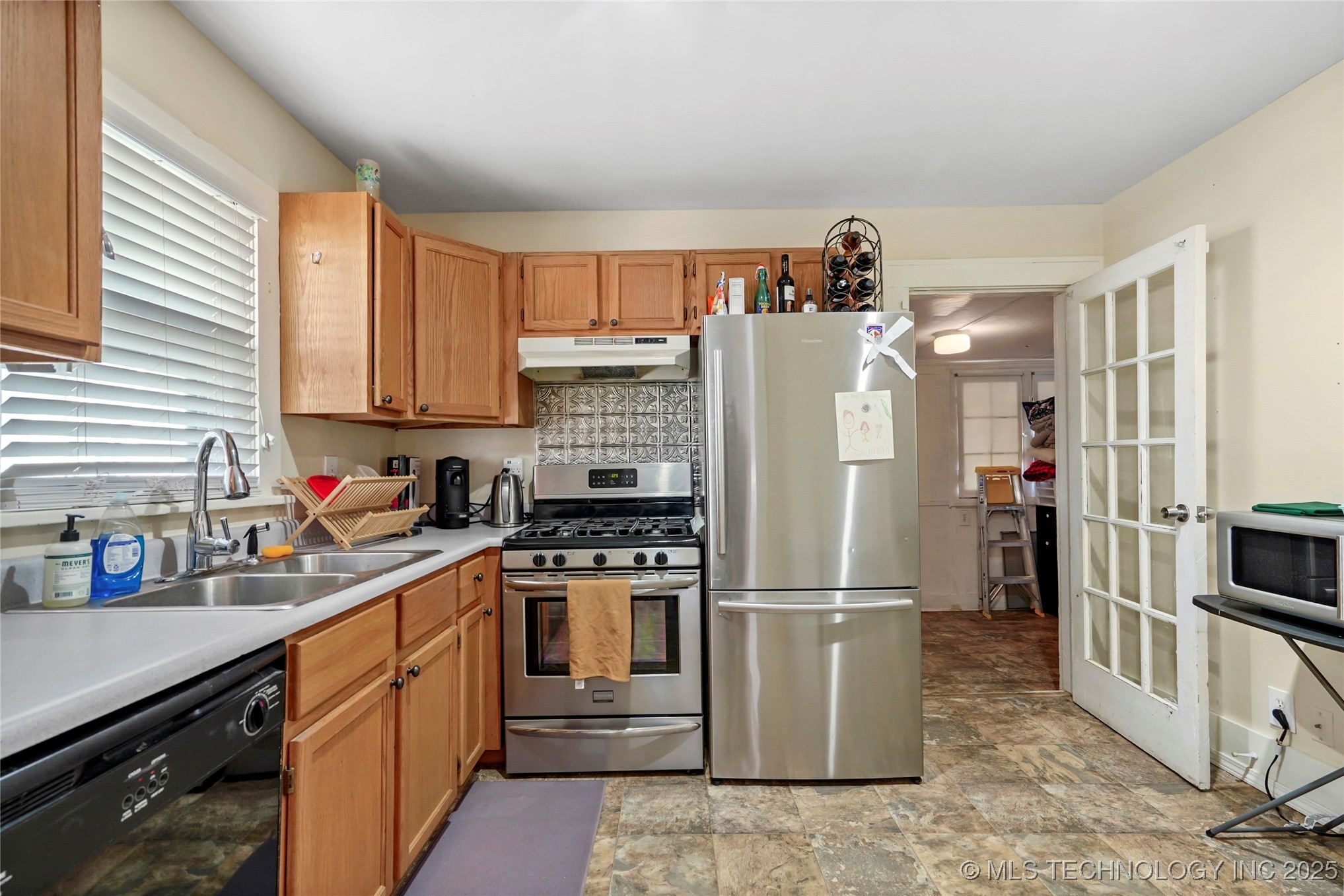 1715 S St Louis Avenue Property Photo 4