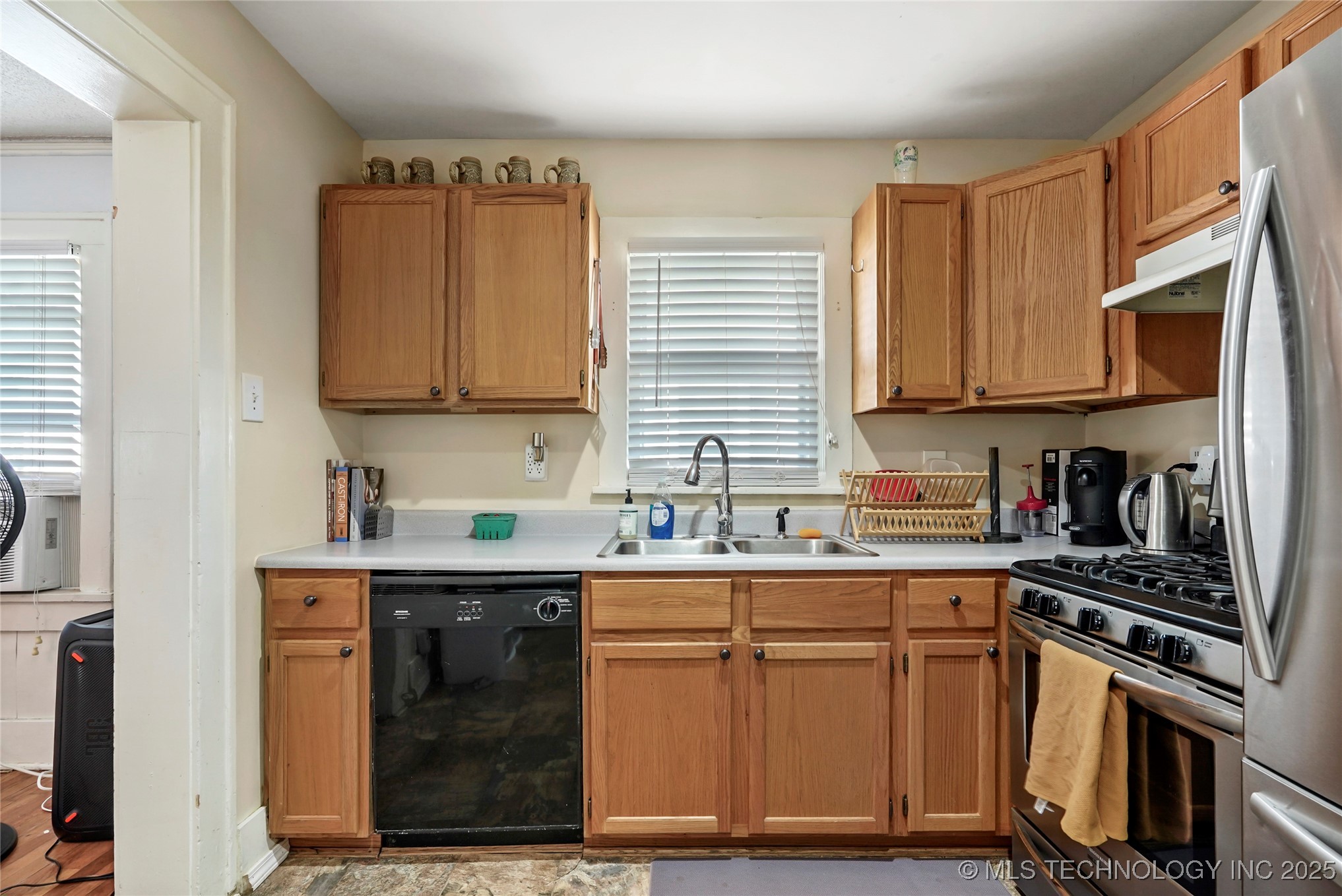 1715 S St Louis Avenue Property Photo 5