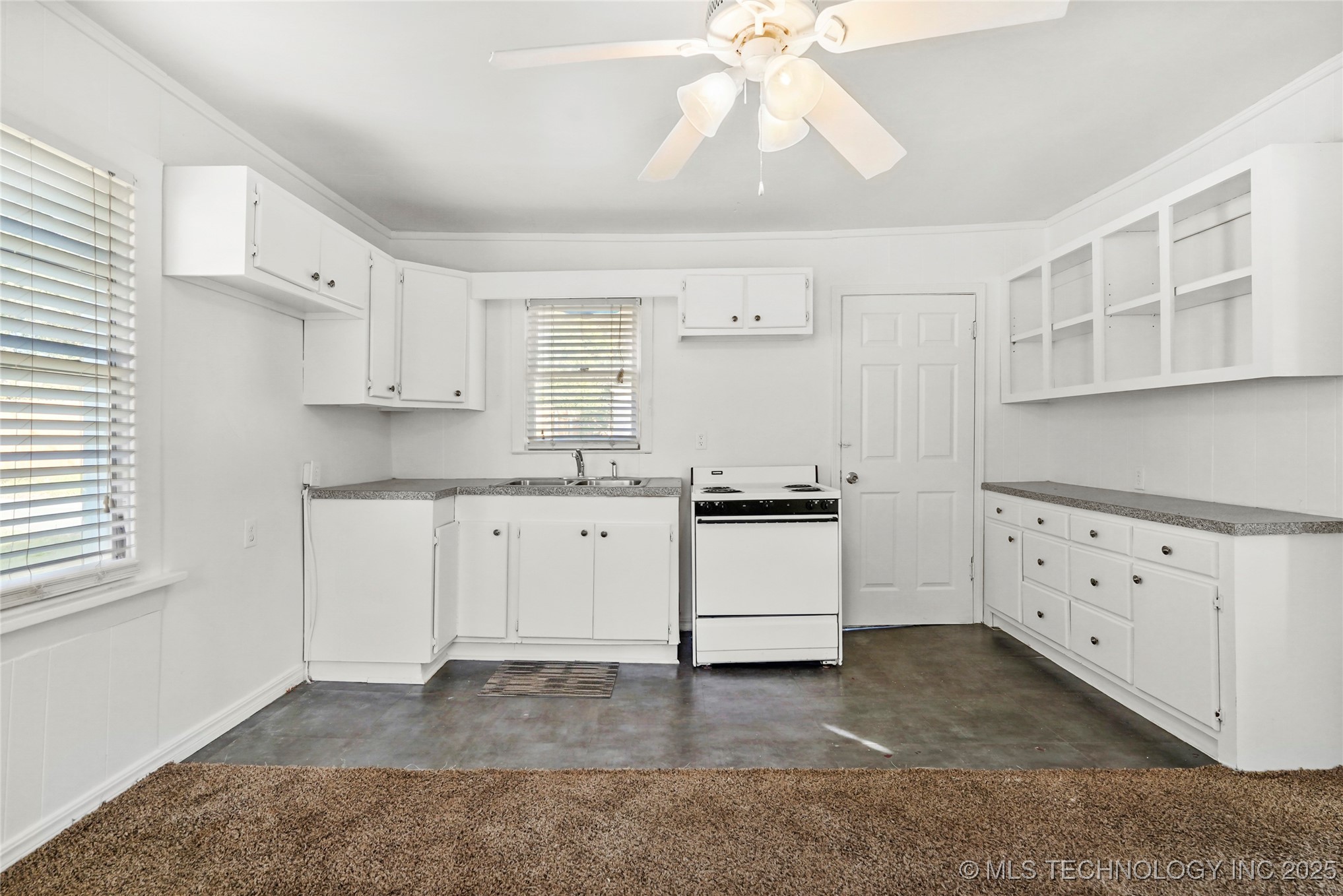 1715 S St Louis Avenue Property Photo 9