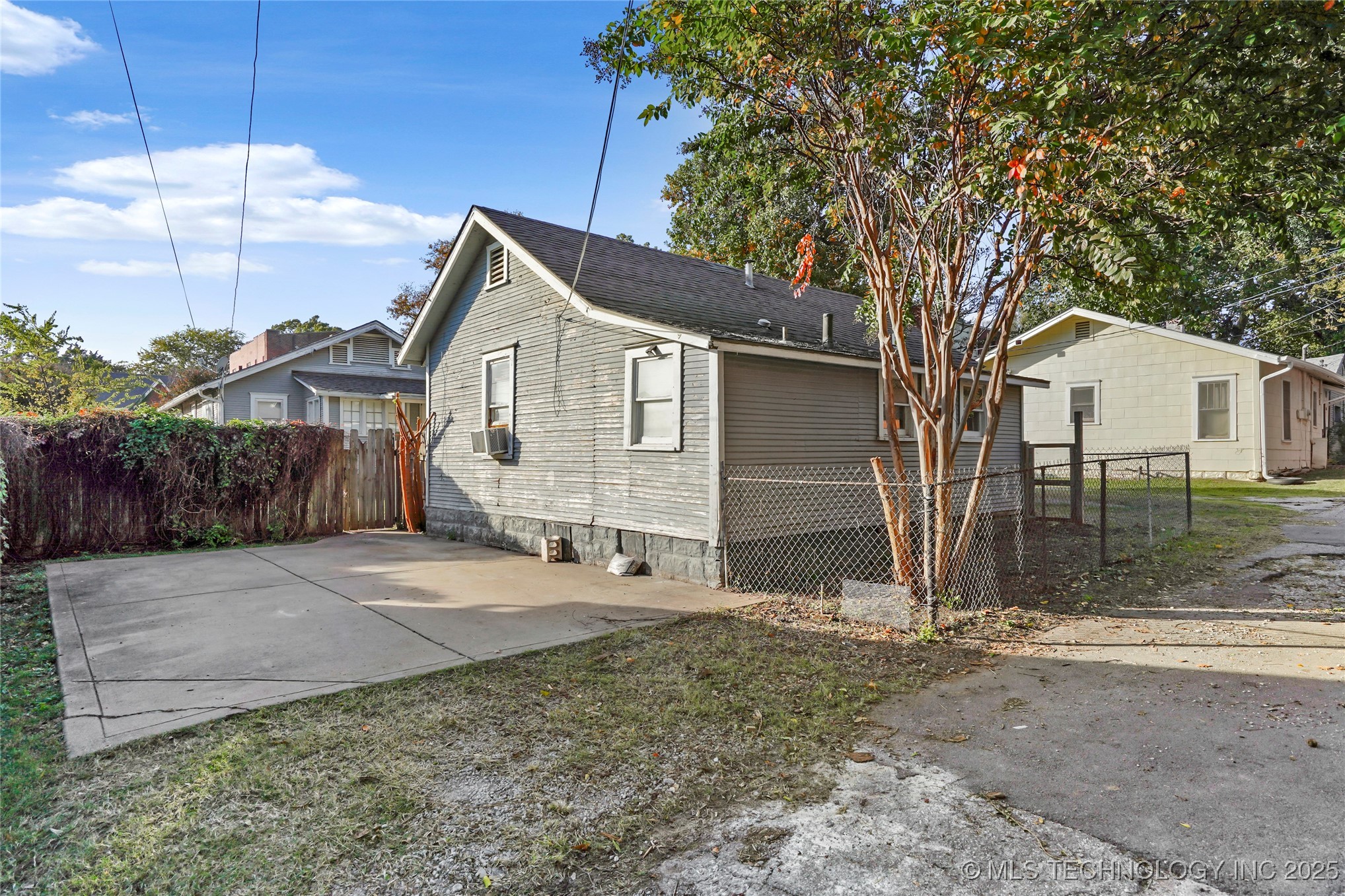 1715 S St Louis Avenue Property Photo 24