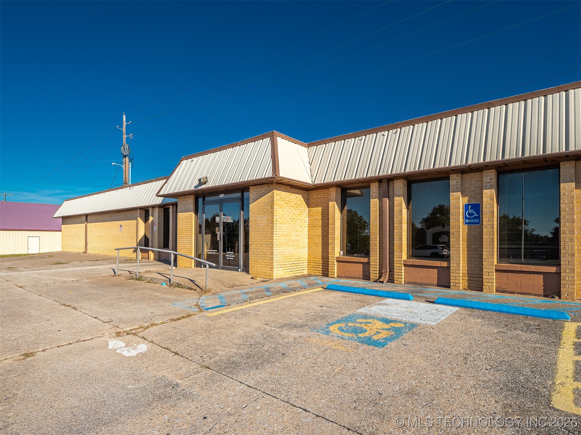 1201 E Wade Watts Property Photo 3