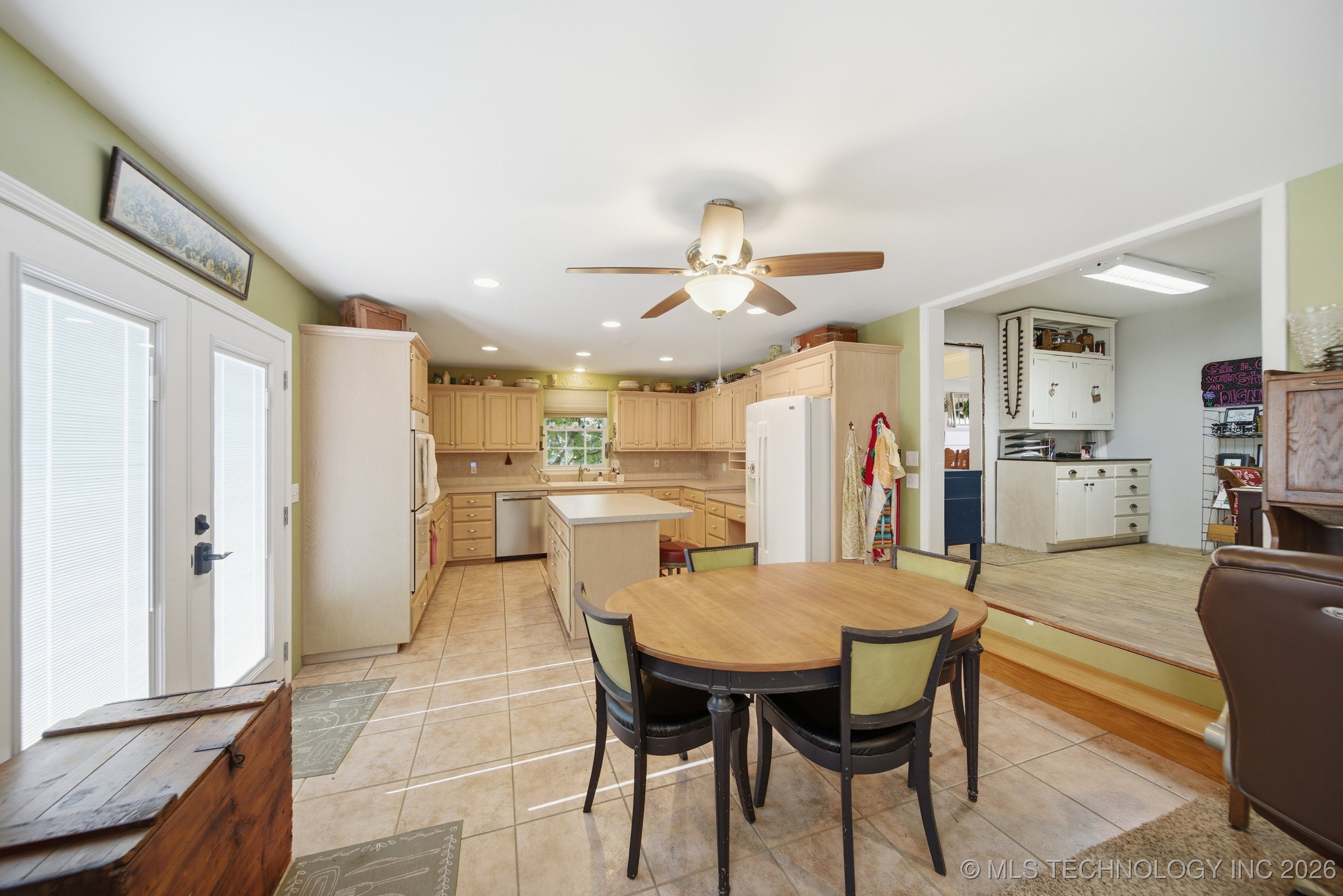 401 E College Street Property Photo 8