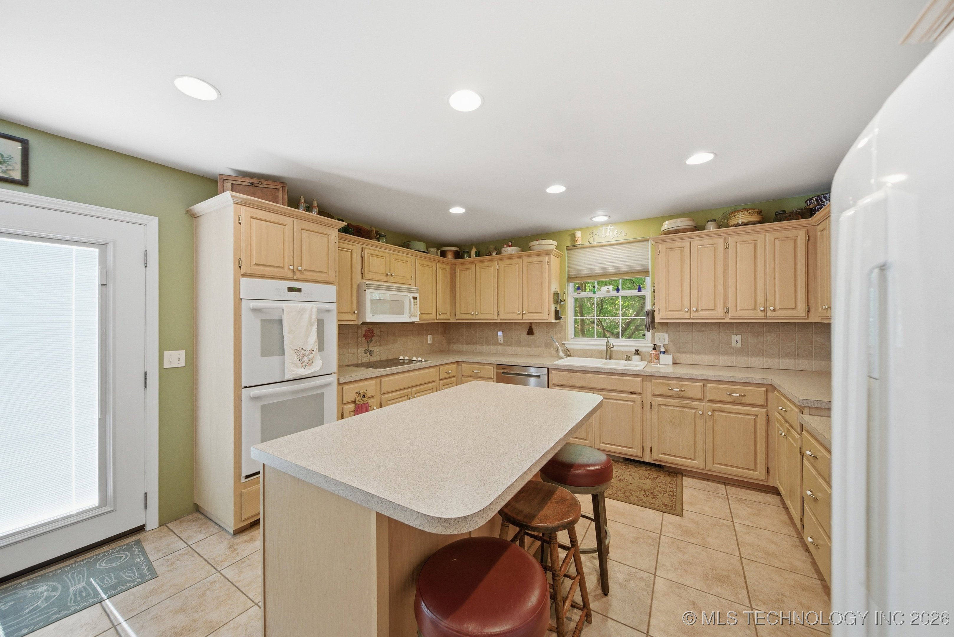 401 E College Street Property Photo 9