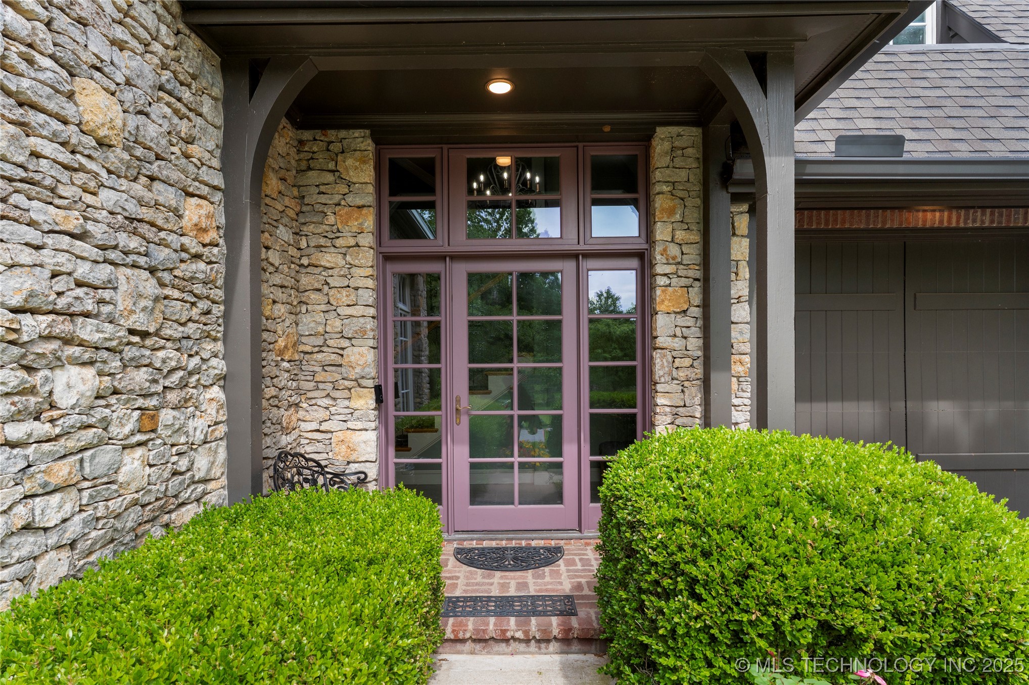 9327 S Jamestown Avenue Property Photo 2