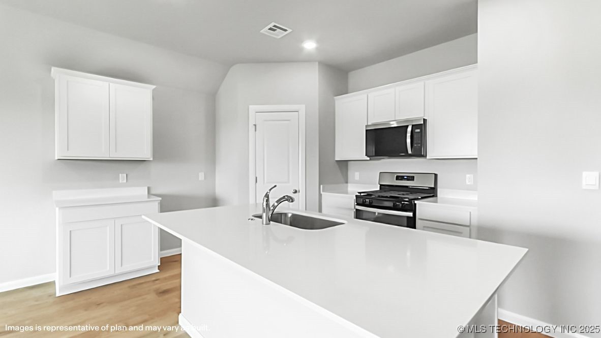 8522 E Fort Worth Street Property Photo 3