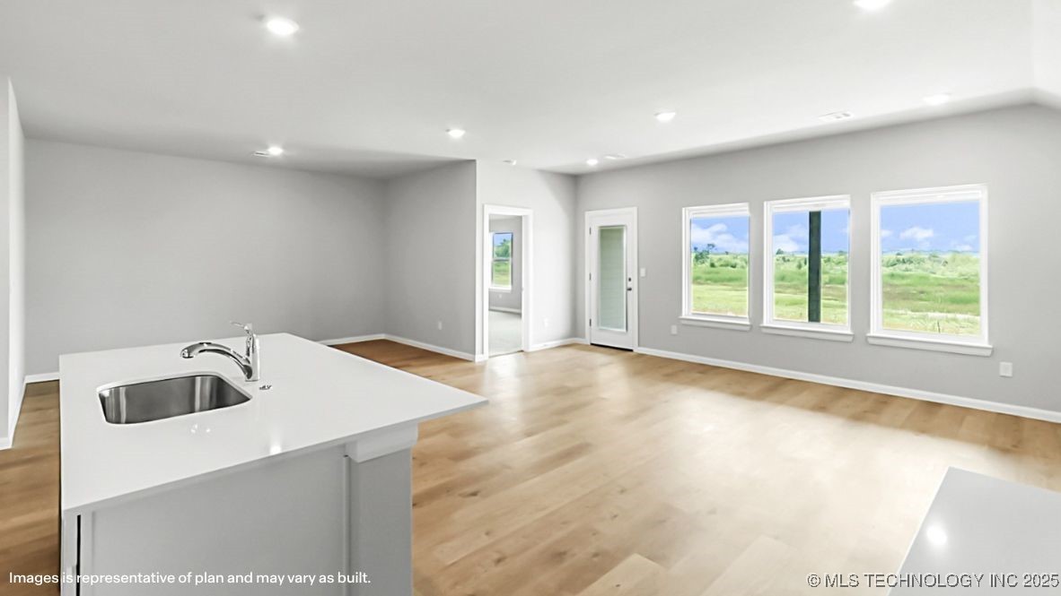 8522 E Fort Worth Street Property Photo 4