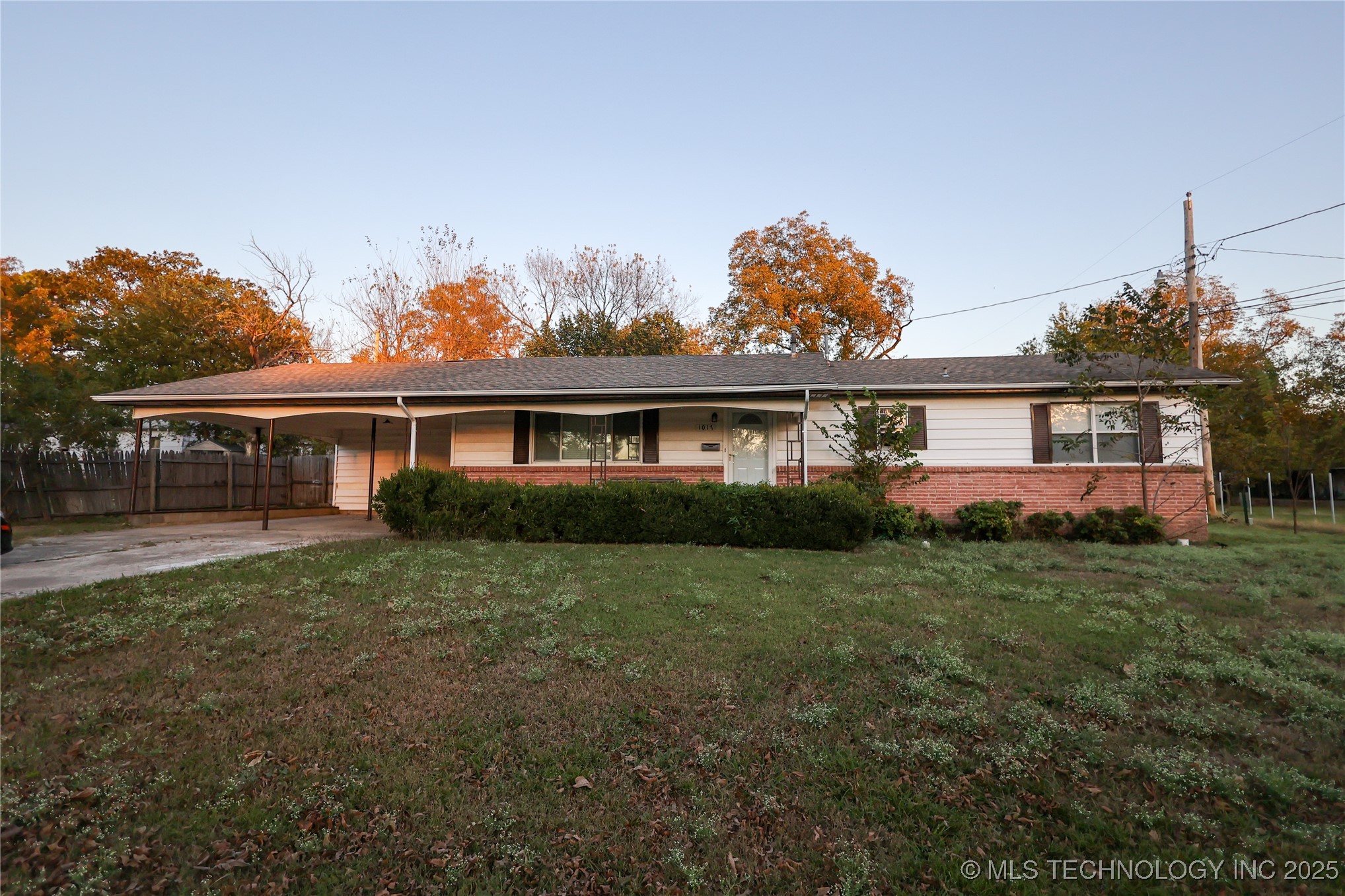 1017 W 15th Property Photo 1