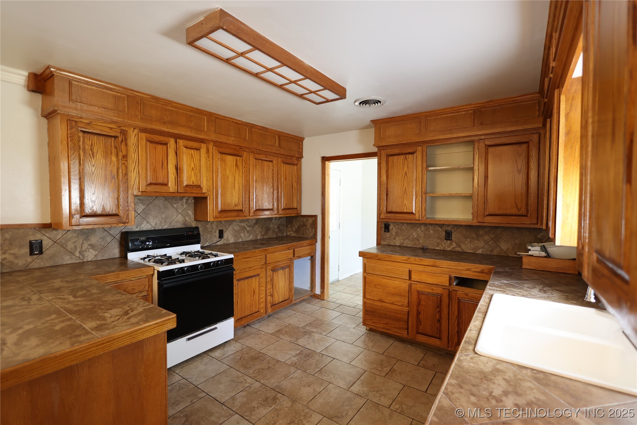 1017 W 15th Property Photo 4