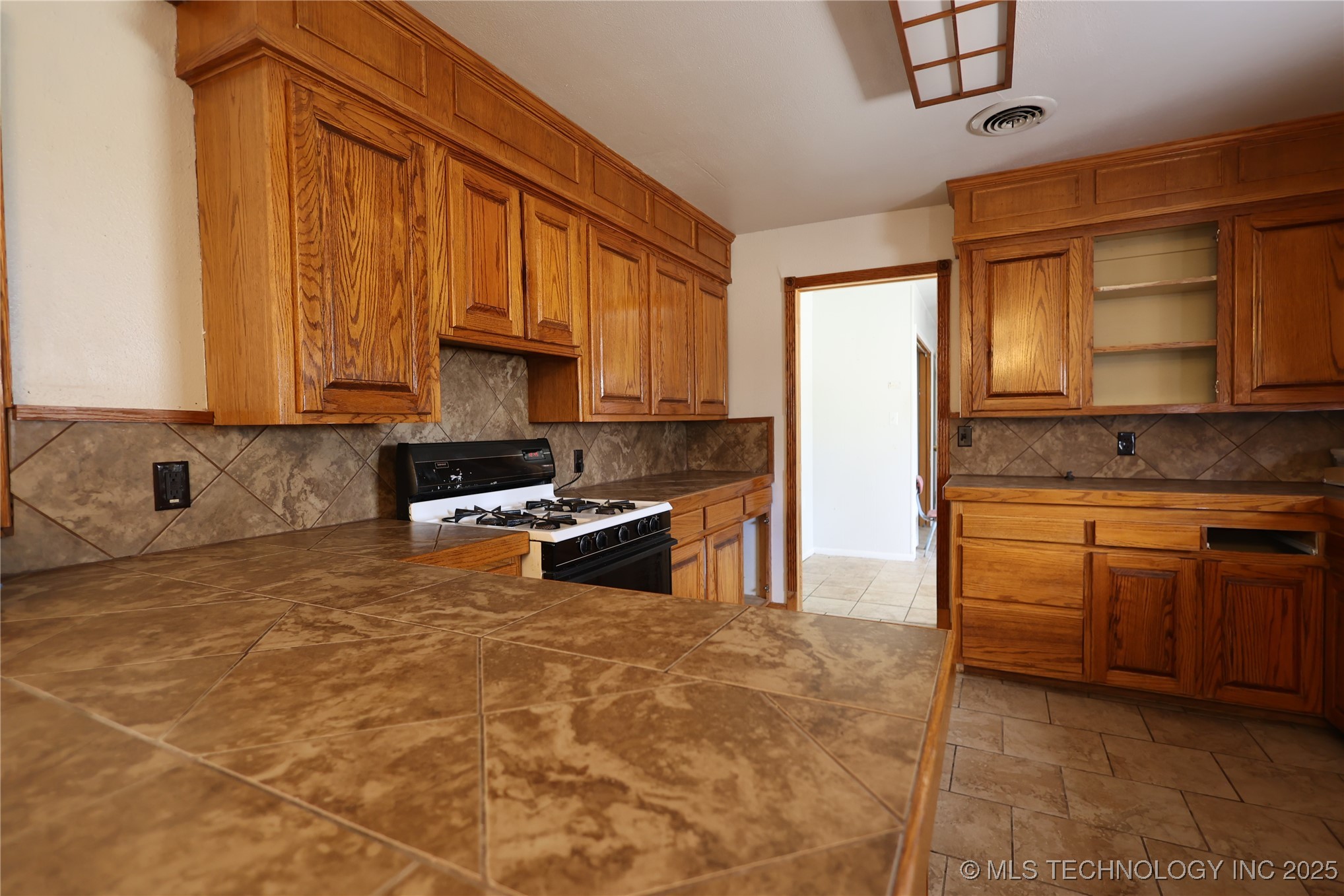 1017 W 15th Property Photo 5