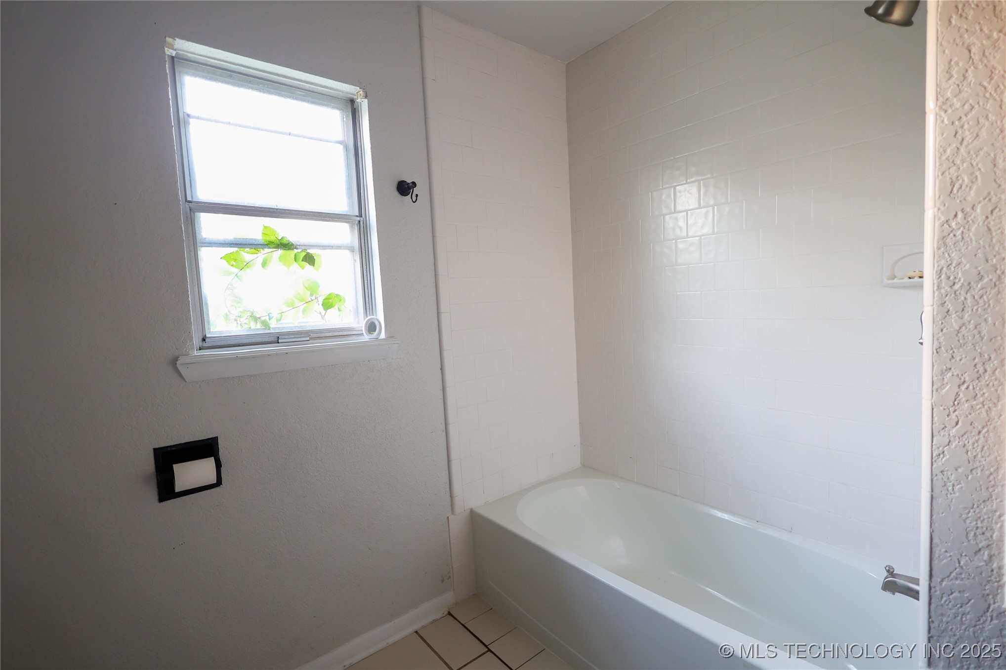 1017 W 15th Property Photo 11