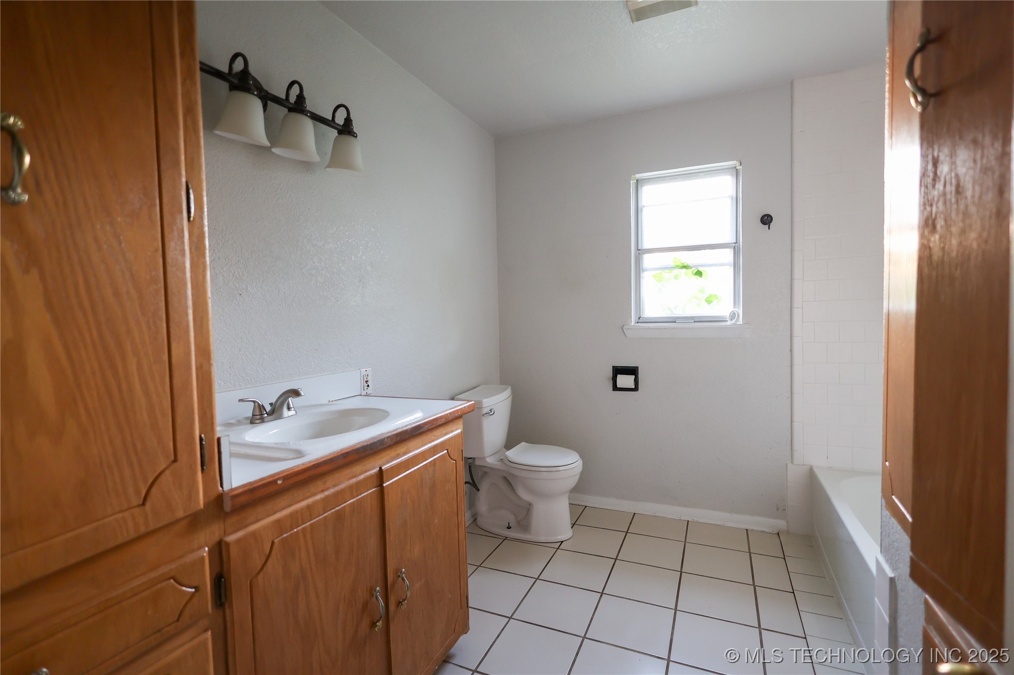 1017 W 15th Property Photo 12