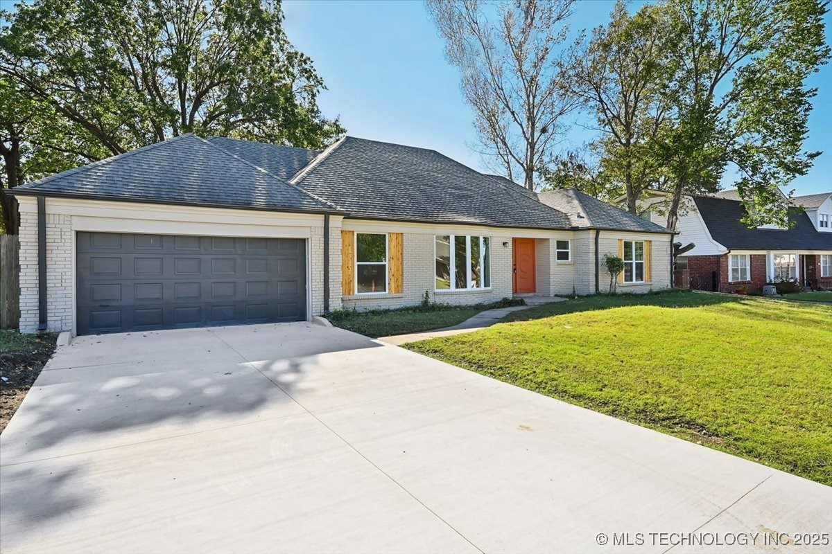 5822 E 47th Street Property Photo 2