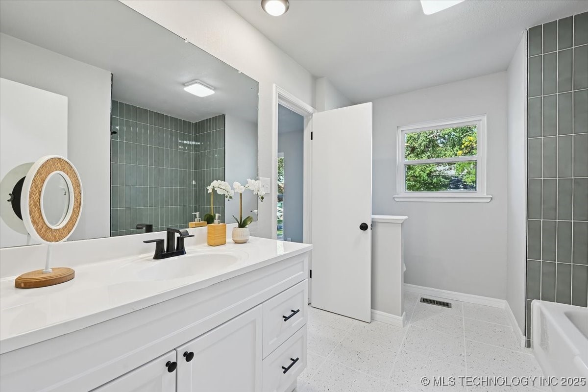 5822 E 47th Street Property Photo 28