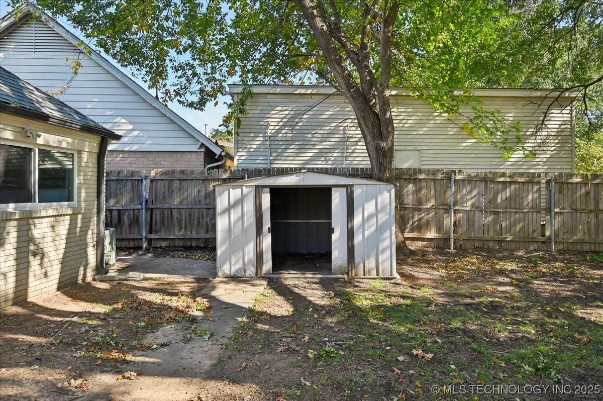 5822 E 47th Street Property Photo 40