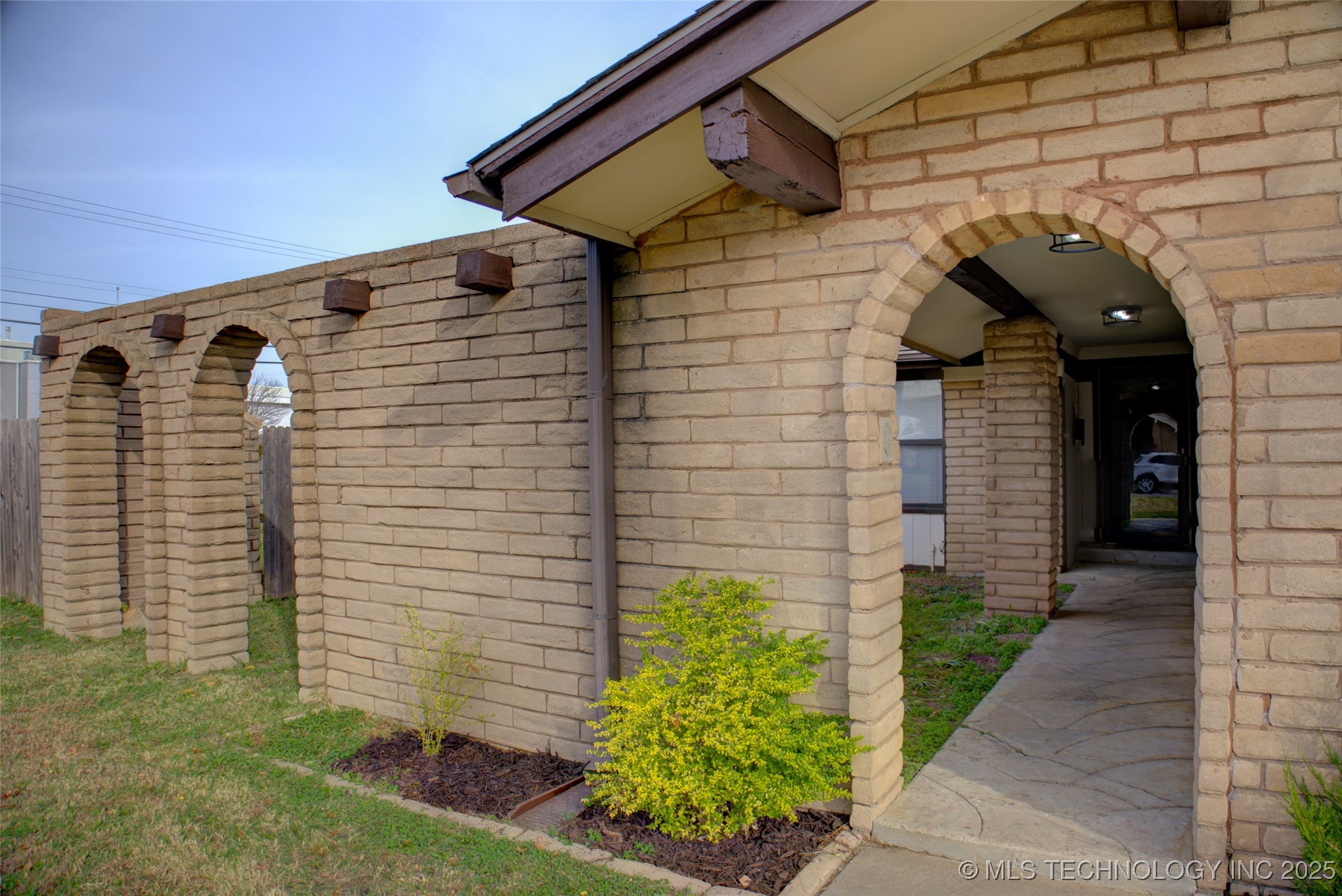 4303 S Lakewood Avenue Property Photo 2