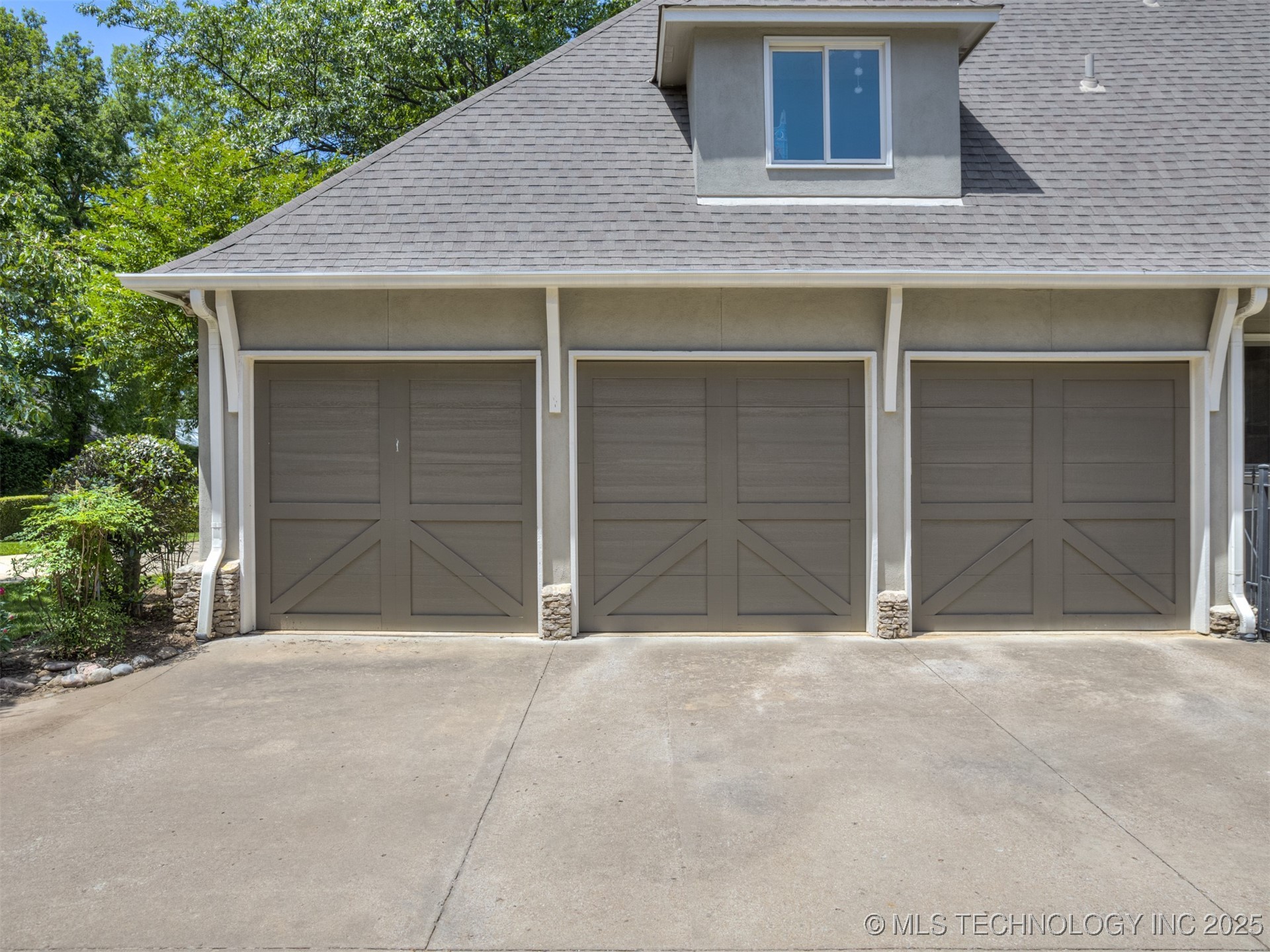 3661 S Lewis Avenue Property Photo 4