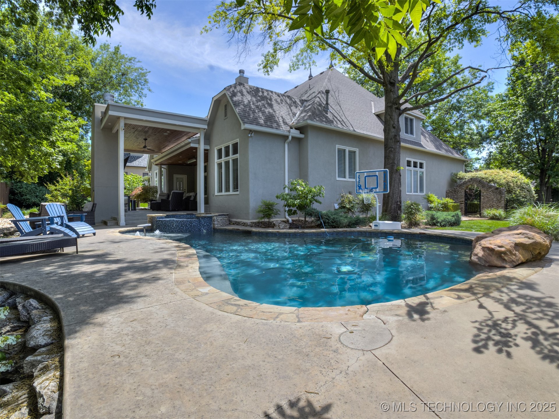 3661 S Lewis Avenue Property Photo 5