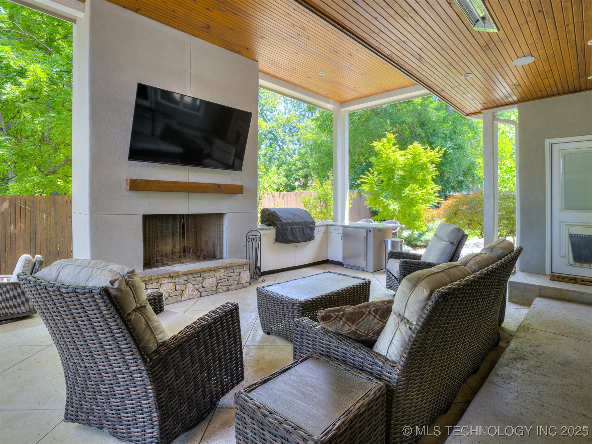 3661 S Lewis Avenue Property Photo 6