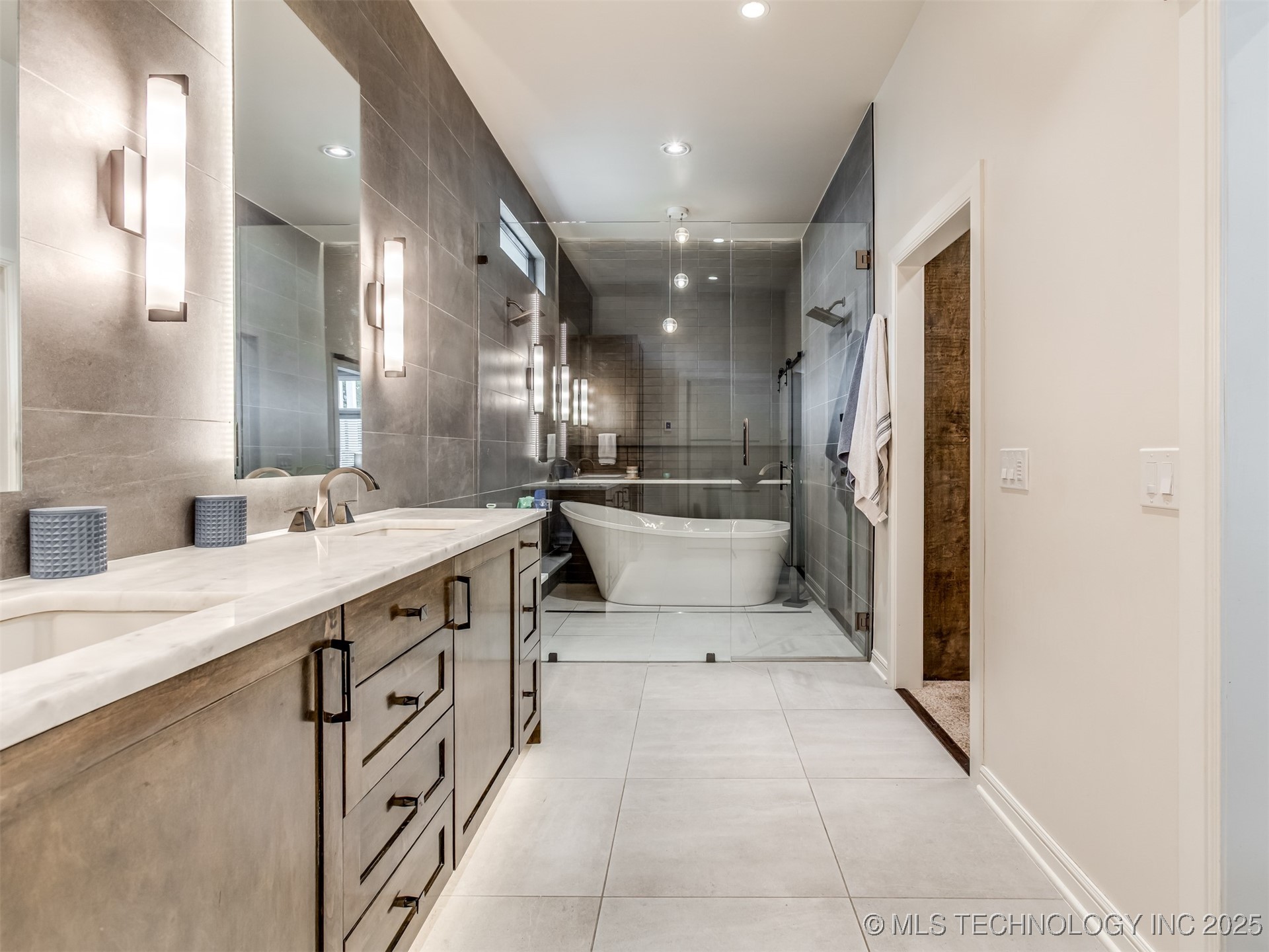 3661 S Lewis Avenue Property Photo 32