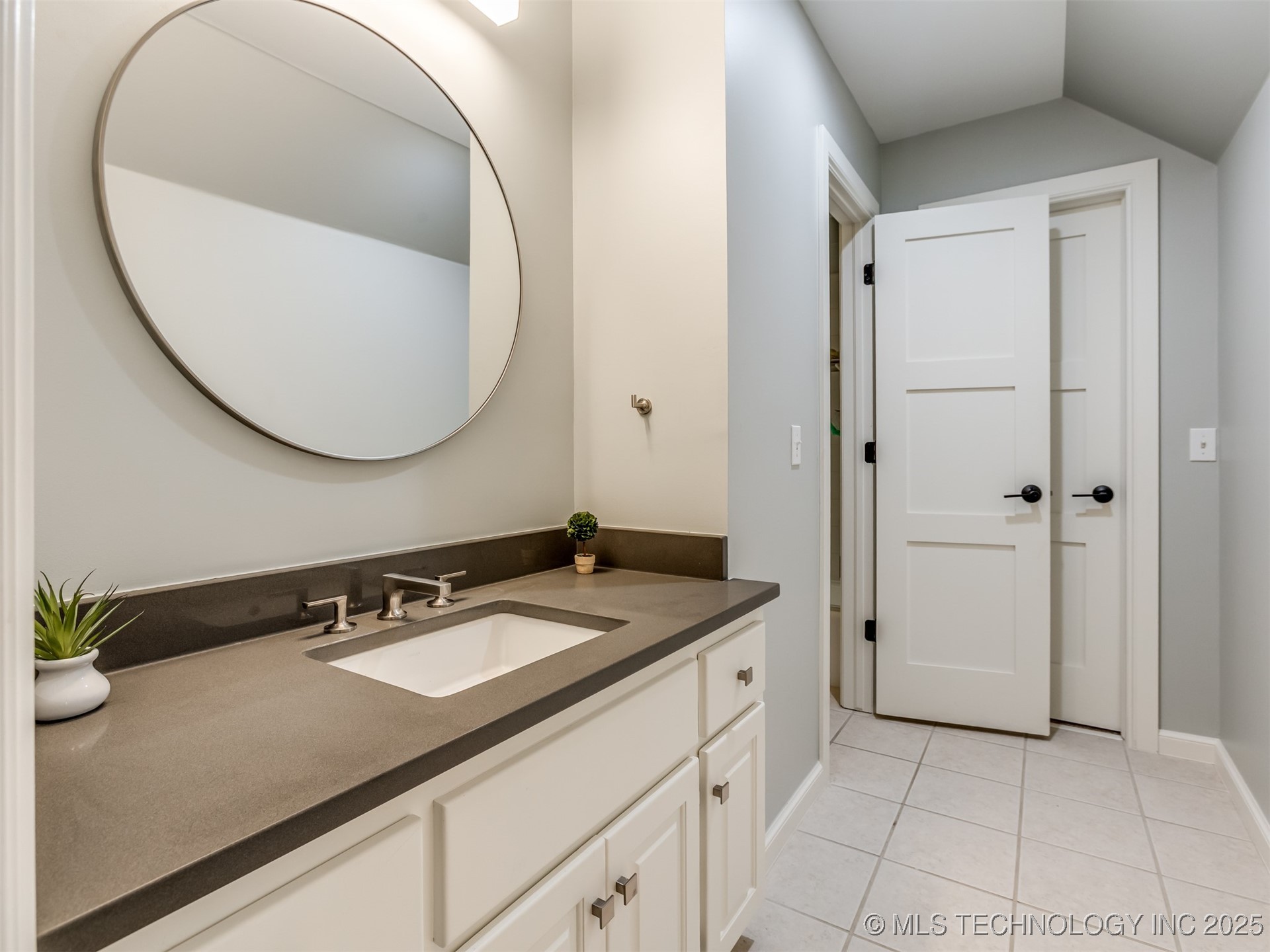 3661 S Lewis Avenue Property Photo 44