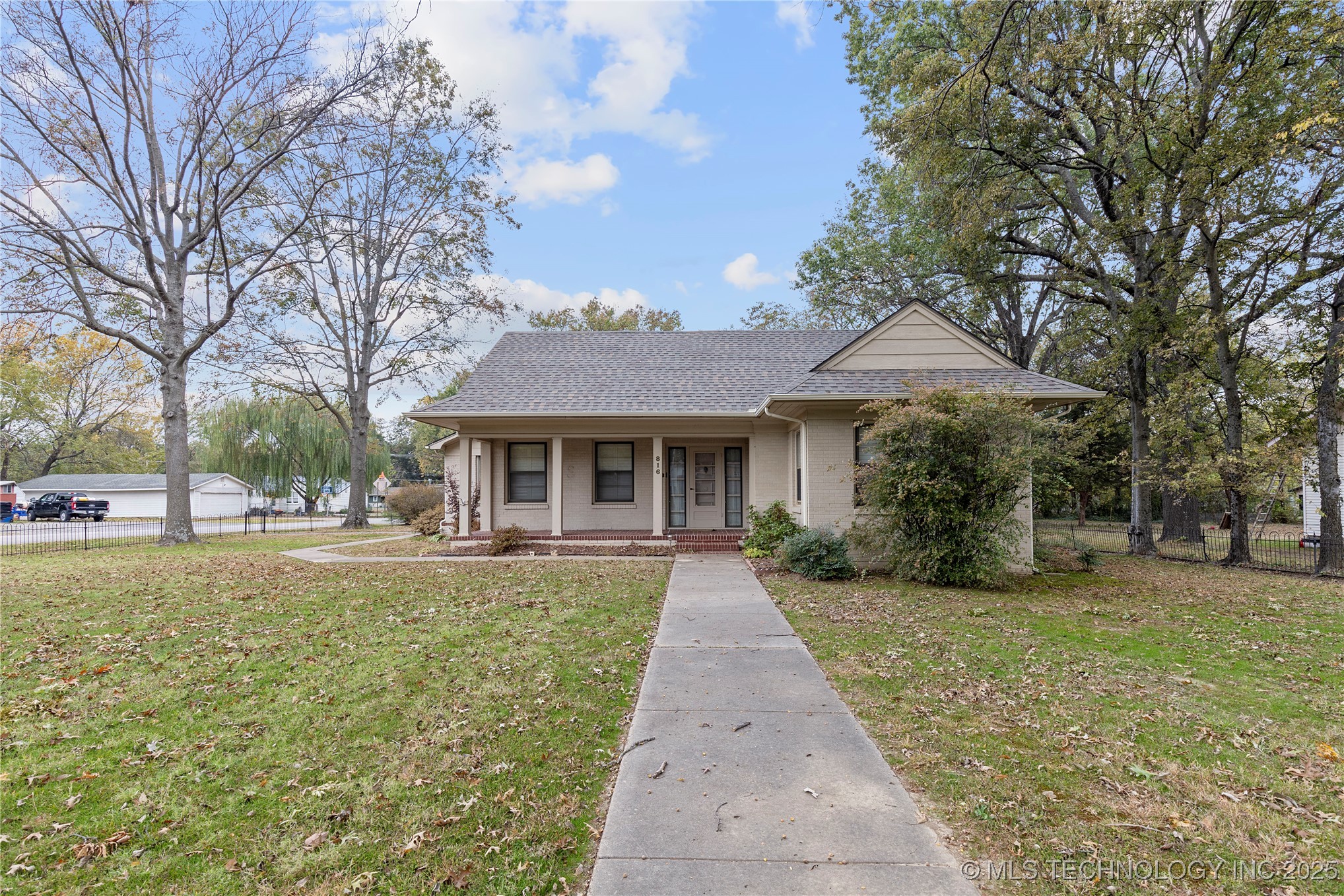 816 S Mcquarrie Avenue Property Photo 2