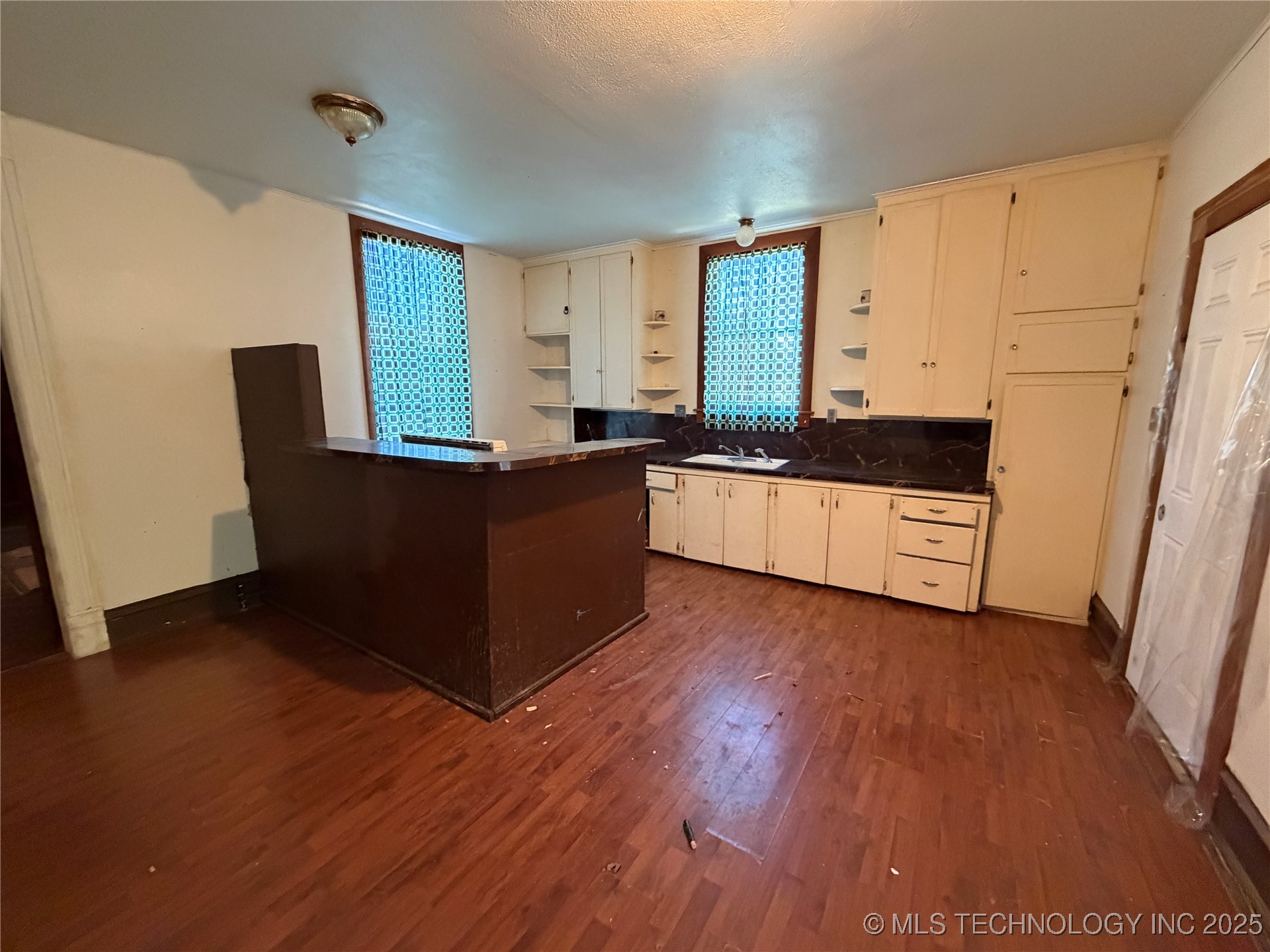 921 E Church Street Property Photo 11