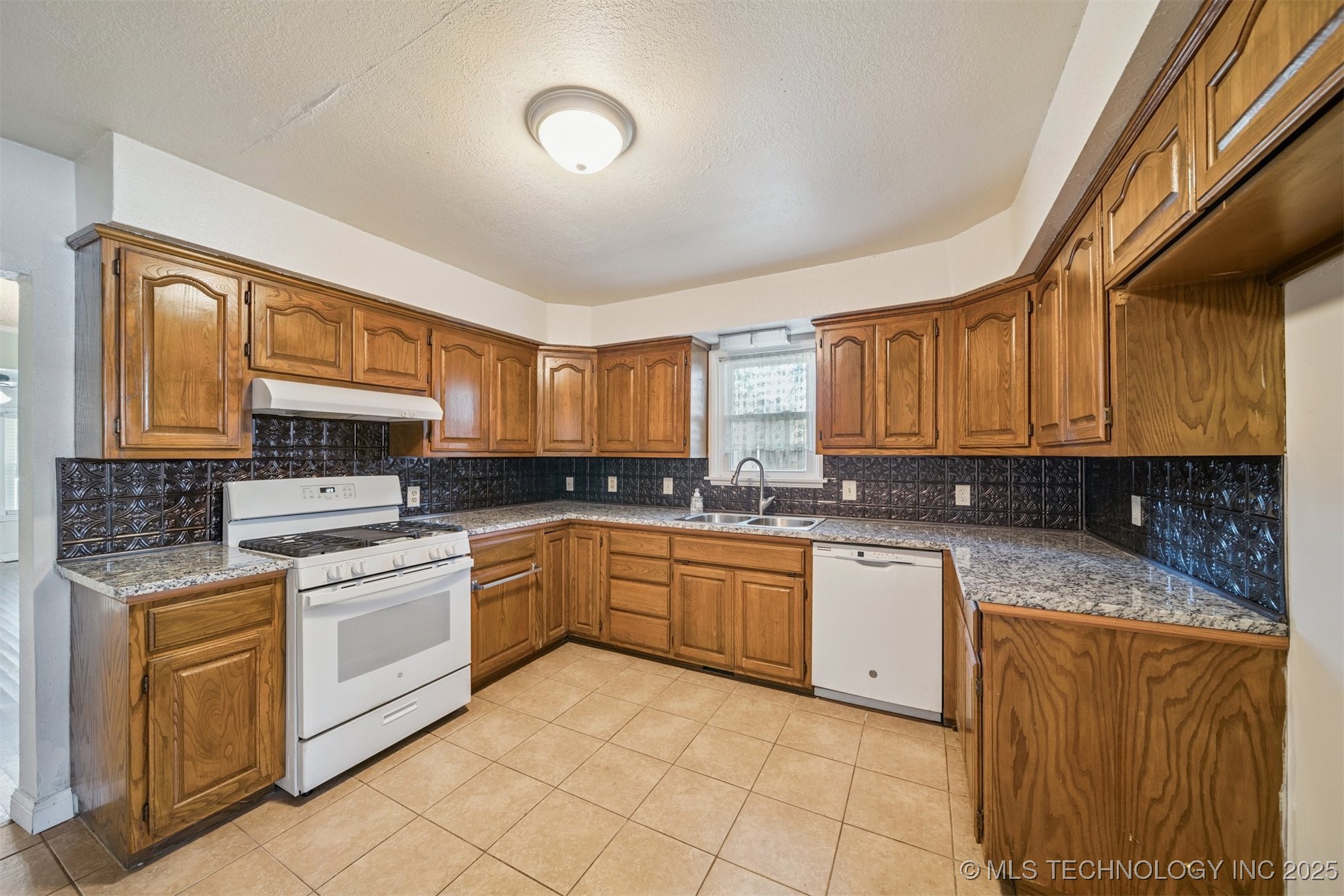 119 E Ross Avenue Property Photo 8