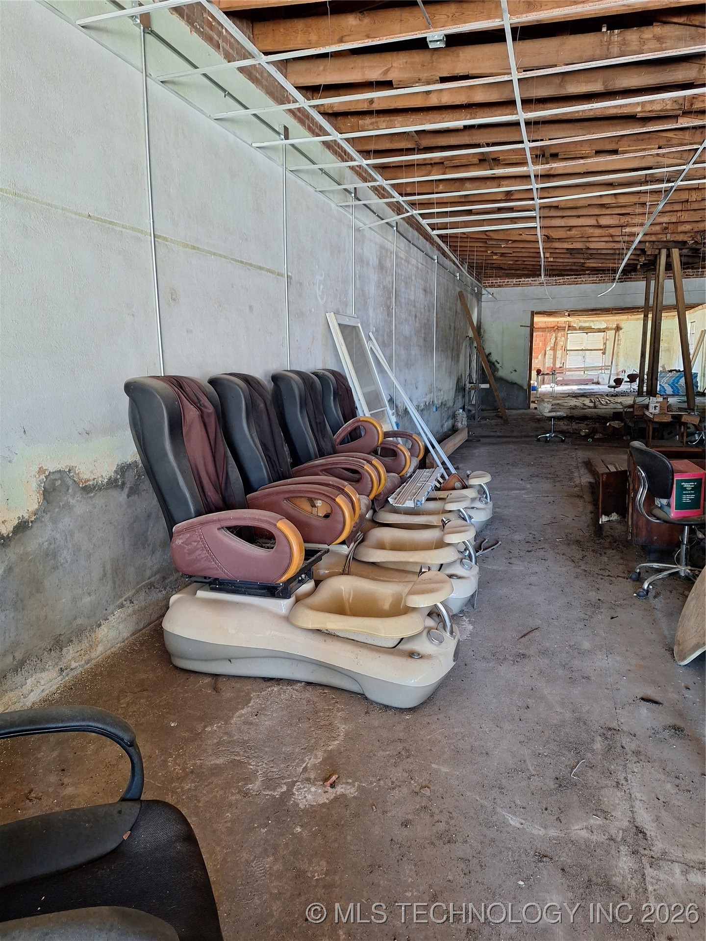 211 N Bdwy Property Photo 10