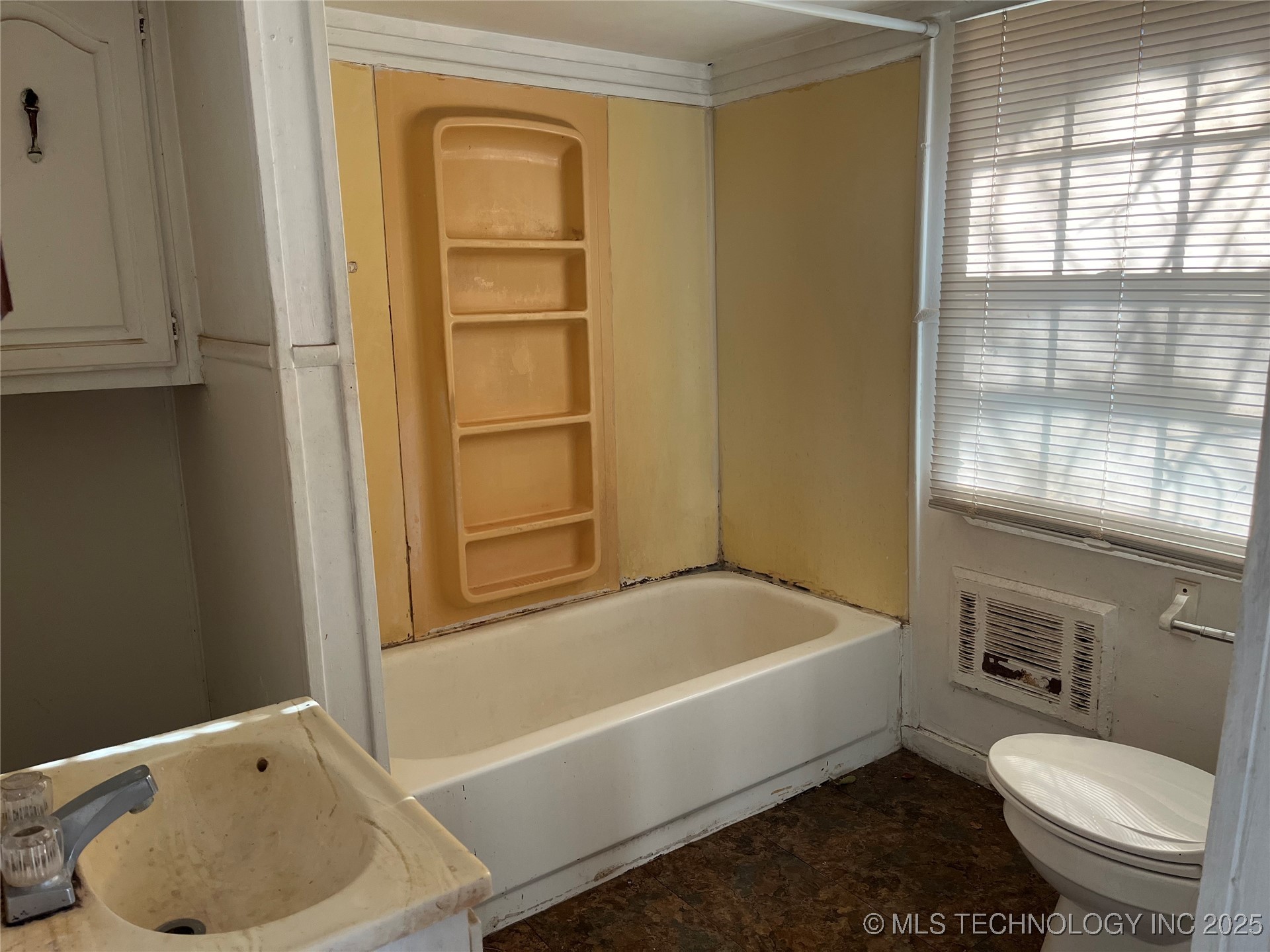 826 N H. Street Property Photo 14