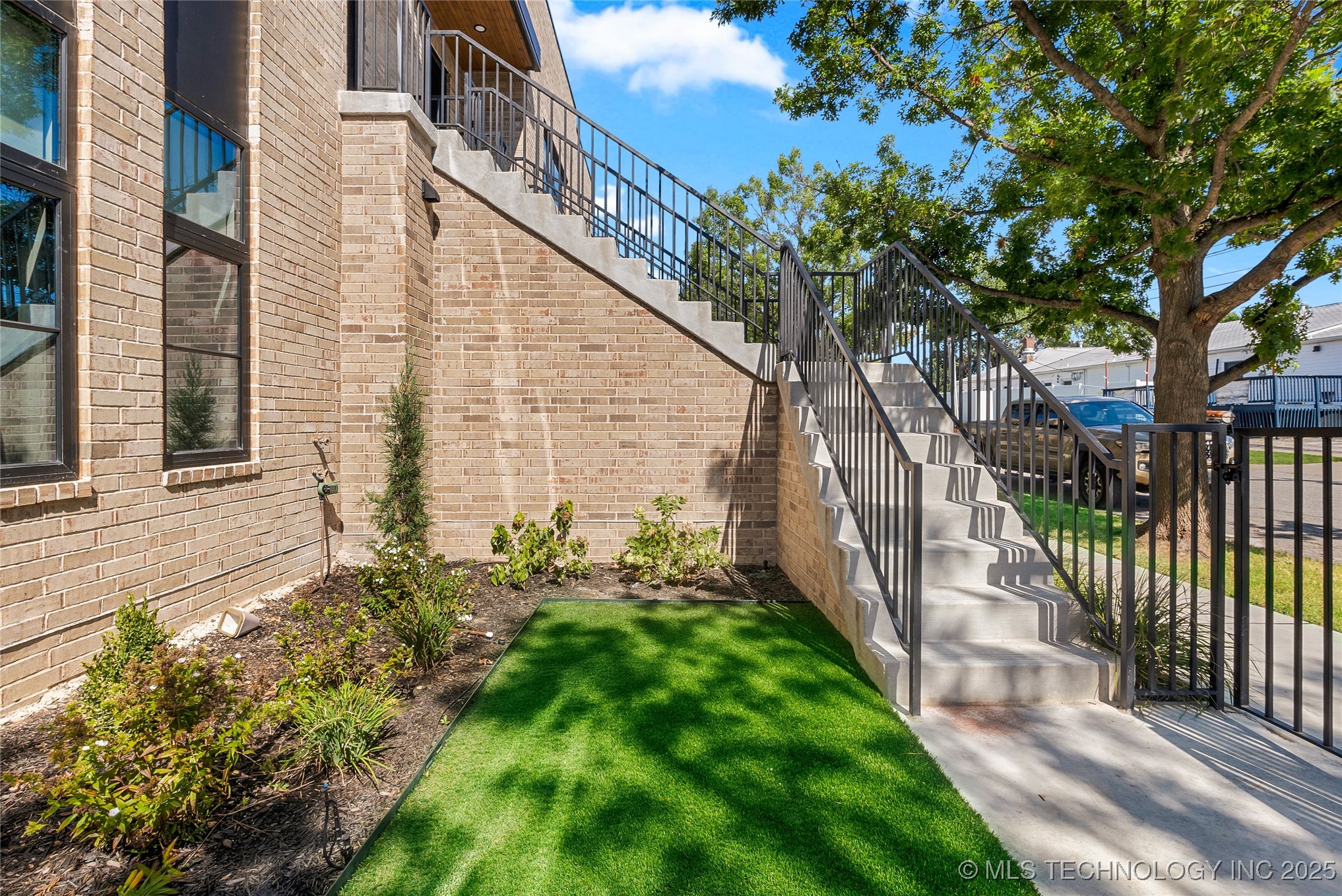 1049 E 8th Street S Property Photo 3