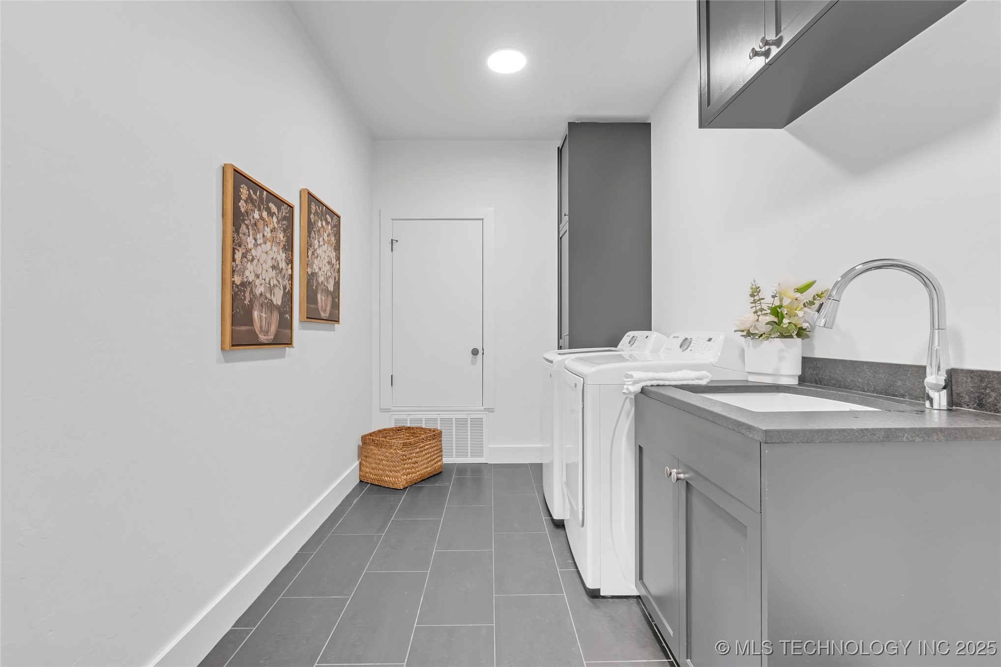 1049 E 8th Street S Property Photo 37