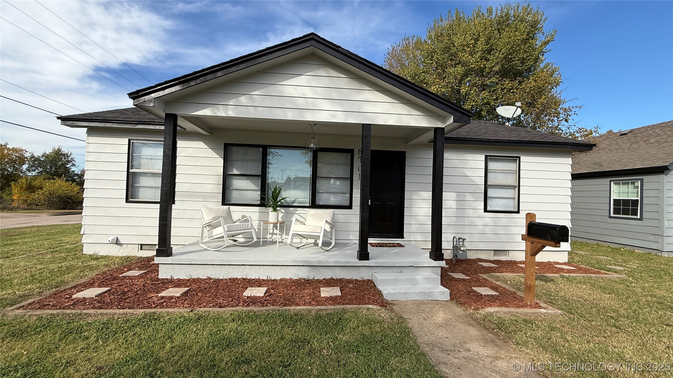 6701 E 9th Street Property Photo 2