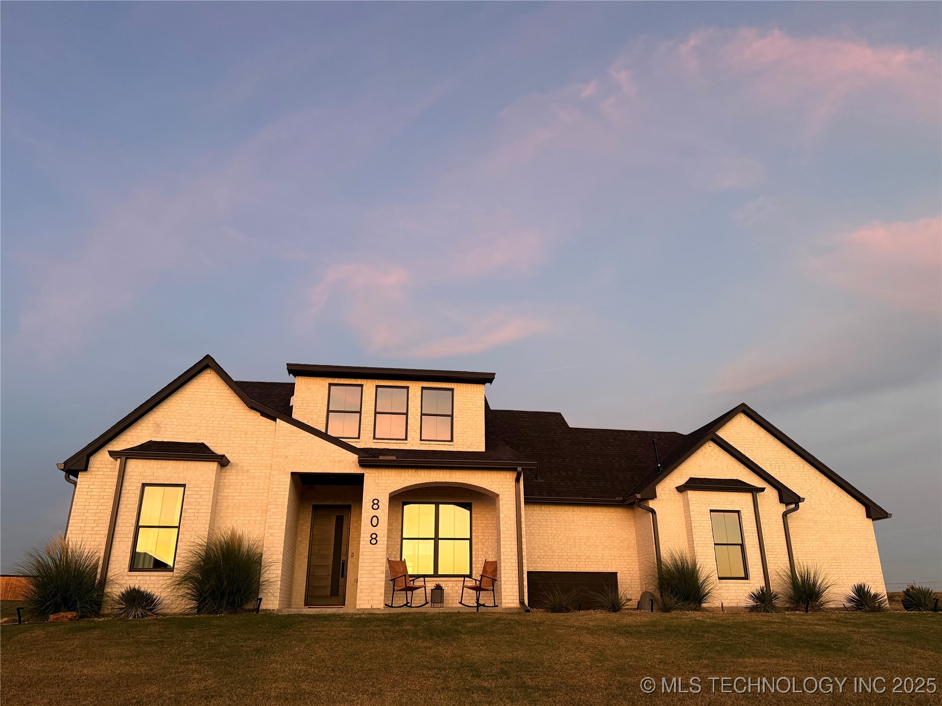 808 W Prairie View Road Property Photo 1