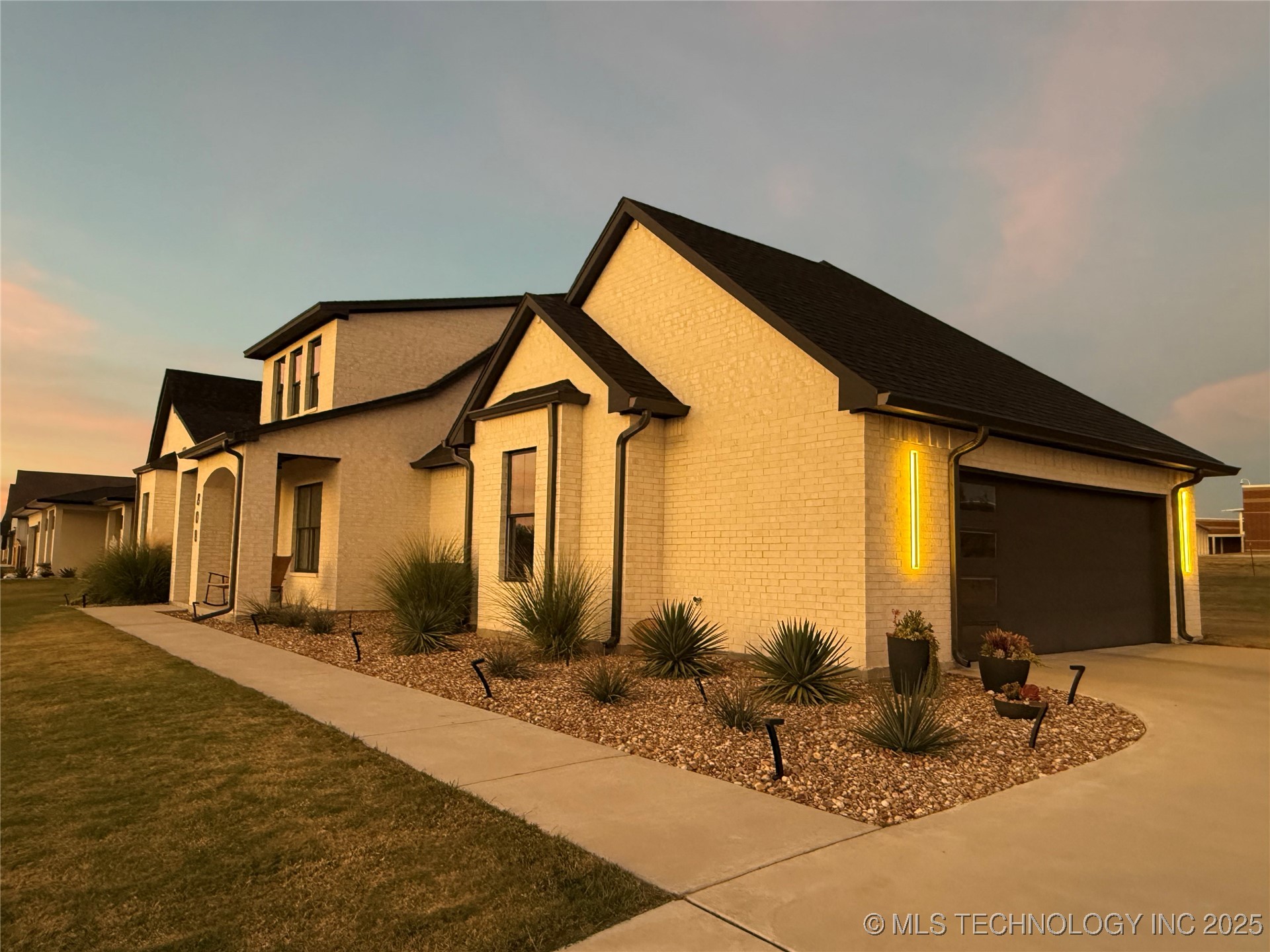 808 W Prairie View Road Property Photo 5