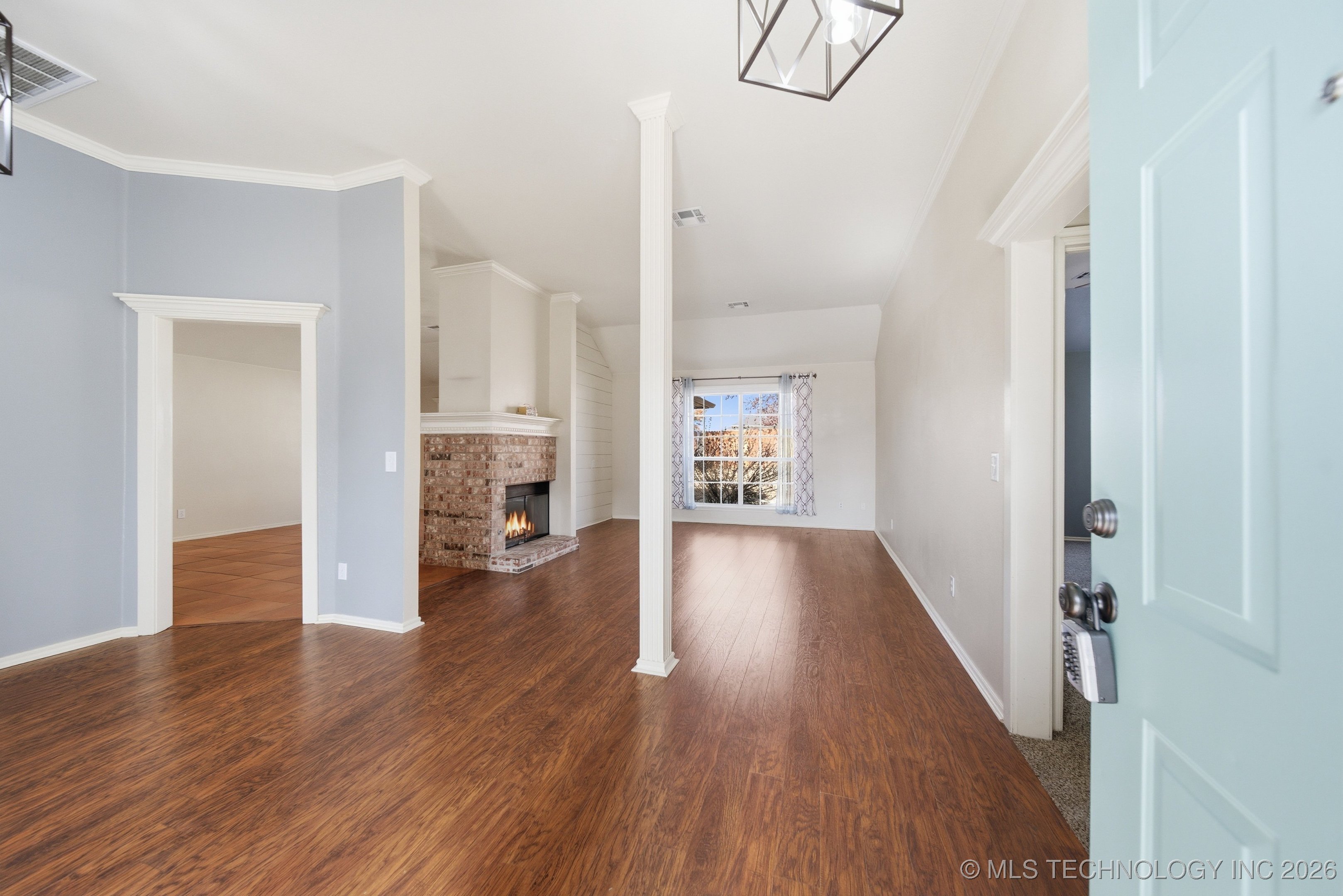 8208 E Madison Street Property Photo 6