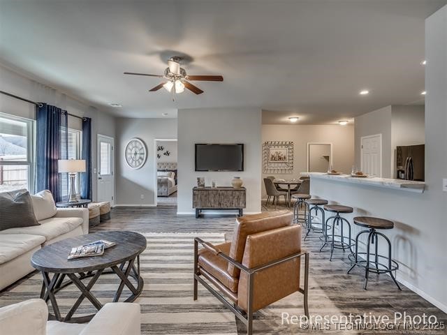 7100 S Maple Avenue Property Photo 3